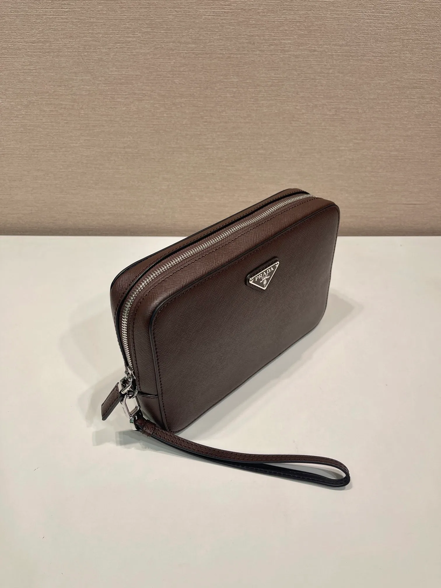💰1140🎉New handbag🎉2VF017 dark coffee color🎉🎉 This men's handbag is made of imported Saffiano leather and decorated with a classic triangle logo. The back strap and detachable side straps can meet the needs of use. It is a men's handbag that combines classic and trendy designs. Another men's handbag that never goes out of style👍👍Length 23.5x Height 15.5x Bottom 6.5cm👏👏👏💰💰💰