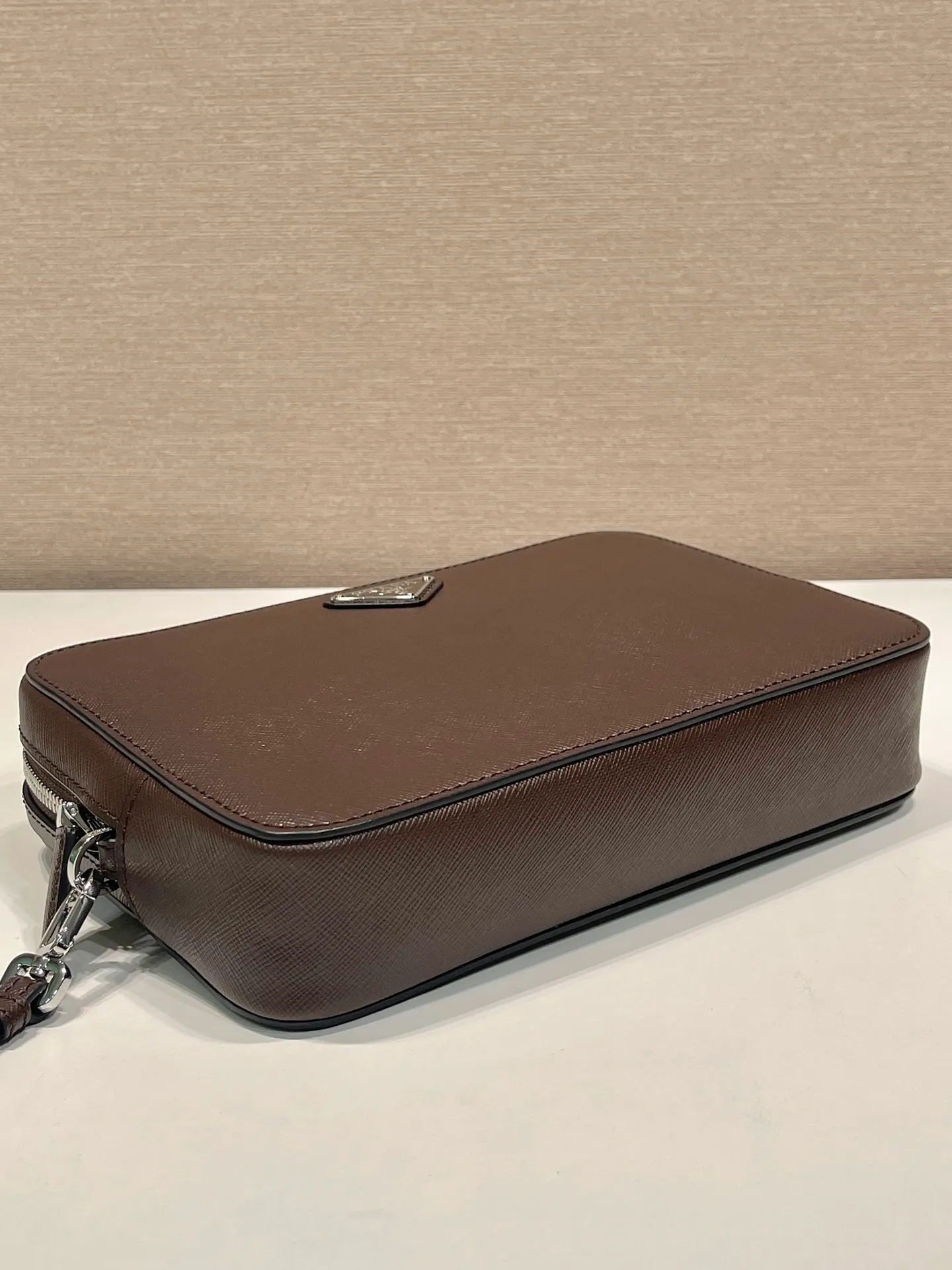 💰1140🎉New handbag🎉2VF017 dark coffee color🎉🎉 This men's handbag is made of imported Saffiano leather and decorated with a classic triangle logo. The back strap and detachable side straps can meet the needs of use. It is a men's handbag that combines classic and trendy designs. Another men's handbag that never goes out of style👍👍Length 23.5x Height 15.5x Bottom 6.5cm👏👏👏💰💰💰