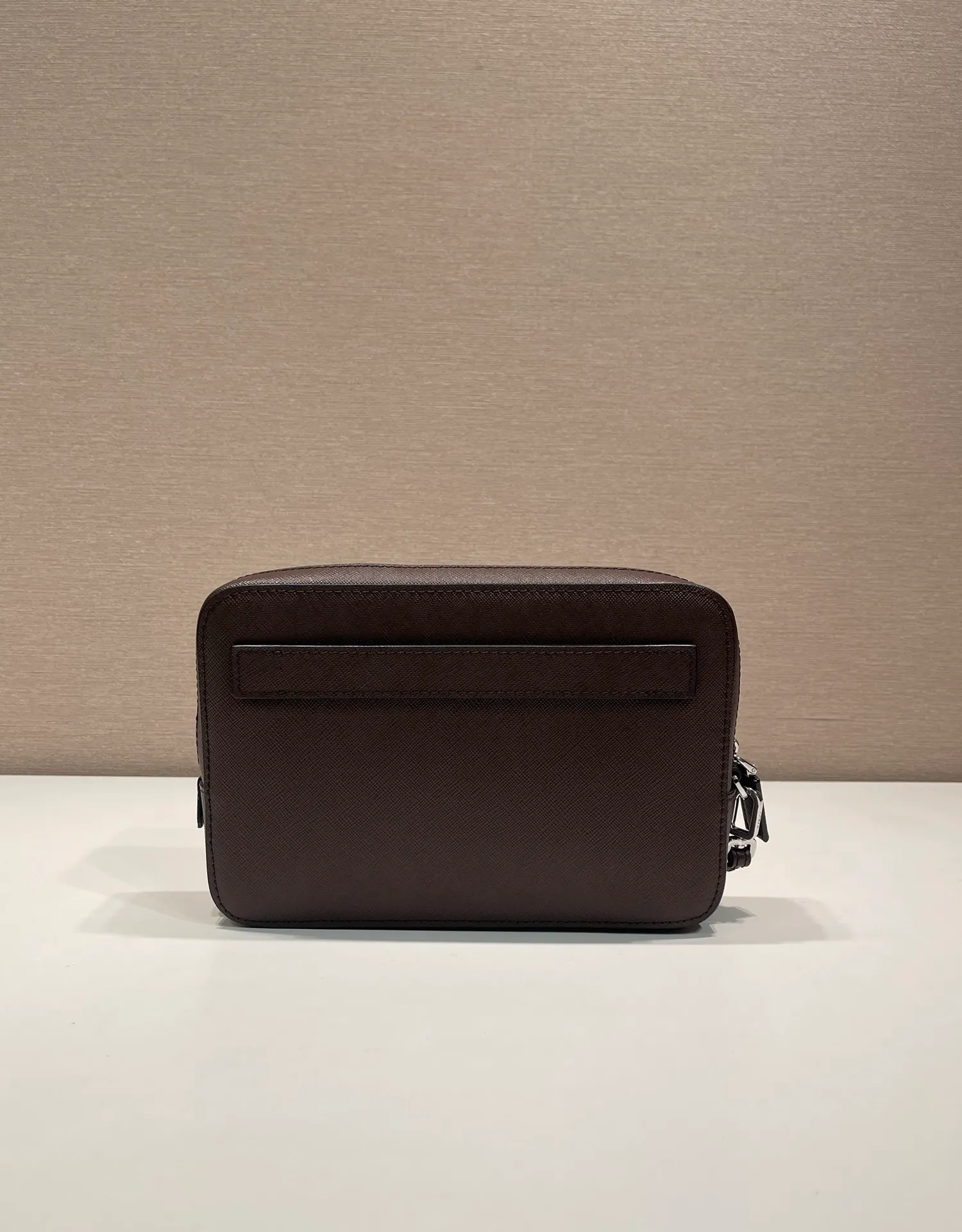 💰1140🎉New handbag🎉2VF017 dark coffee color🎉🎉 This men's handbag is made of imported Saffiano leather and decorated with a classic triangle logo. The back strap and detachable side straps can meet the needs of use. It is a men's handbag that combines classic and trendy designs. Another men's handbag that never goes out of style👍👍Length 23.5x Height 15.5x Bottom 6.5cm👏👏👏💰💰💰