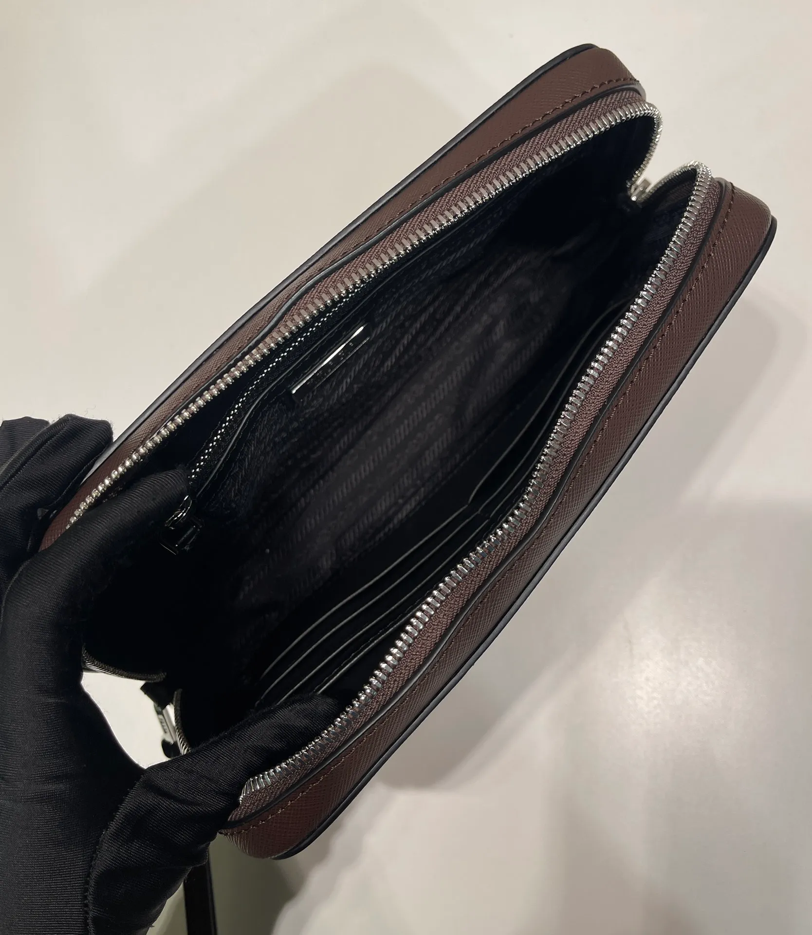 💰1140🎉New handbag🎉2VF017 dark coffee color🎉🎉 This men's handbag is made of imported Saffiano leather and decorated with a classic triangle logo. The back strap and detachable side straps can meet the needs of use. It is a men's handbag that combines classic and trendy designs. Another men's handbag that never goes out of style👍👍Length 23.5x Height 15.5x Bottom 6.5cm👏👏👏💰💰💰
