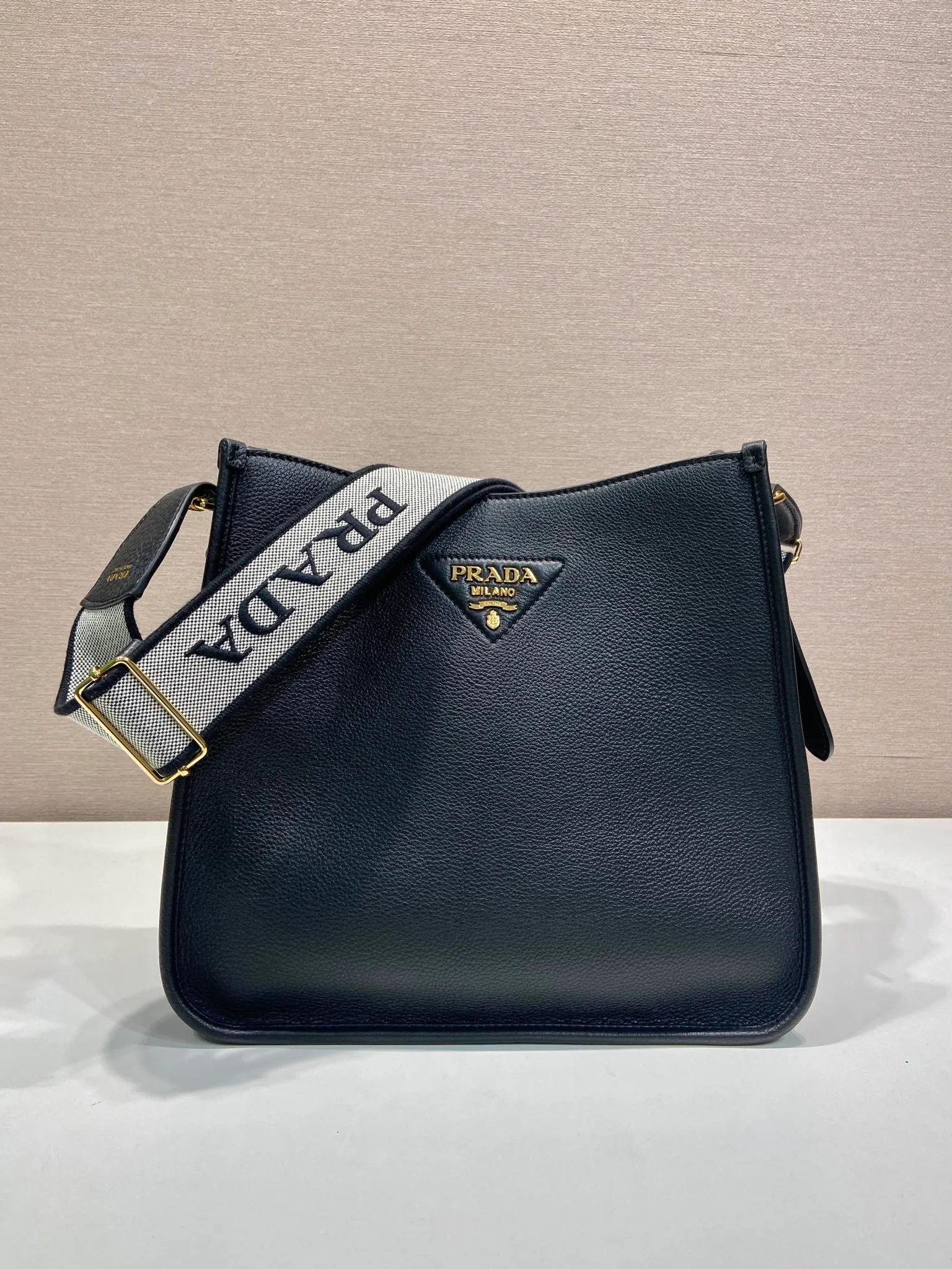 💰1800👏New fabric cross-body bag👏1BC073 large tote bag This leather mini shoulder bag has a simple design. A metallic triangle logo on the front adds signature tone. Equipped with detachable/adjustable logo printed webbing, the upper body effect is very beautiful😘😘highlighting its modern style. High fashion is the main fashion for daily matching. Hurry up and get it, it’s so beautiful👏👏 Length 30xH 28xH 12cm👏👏👏😘😘😘