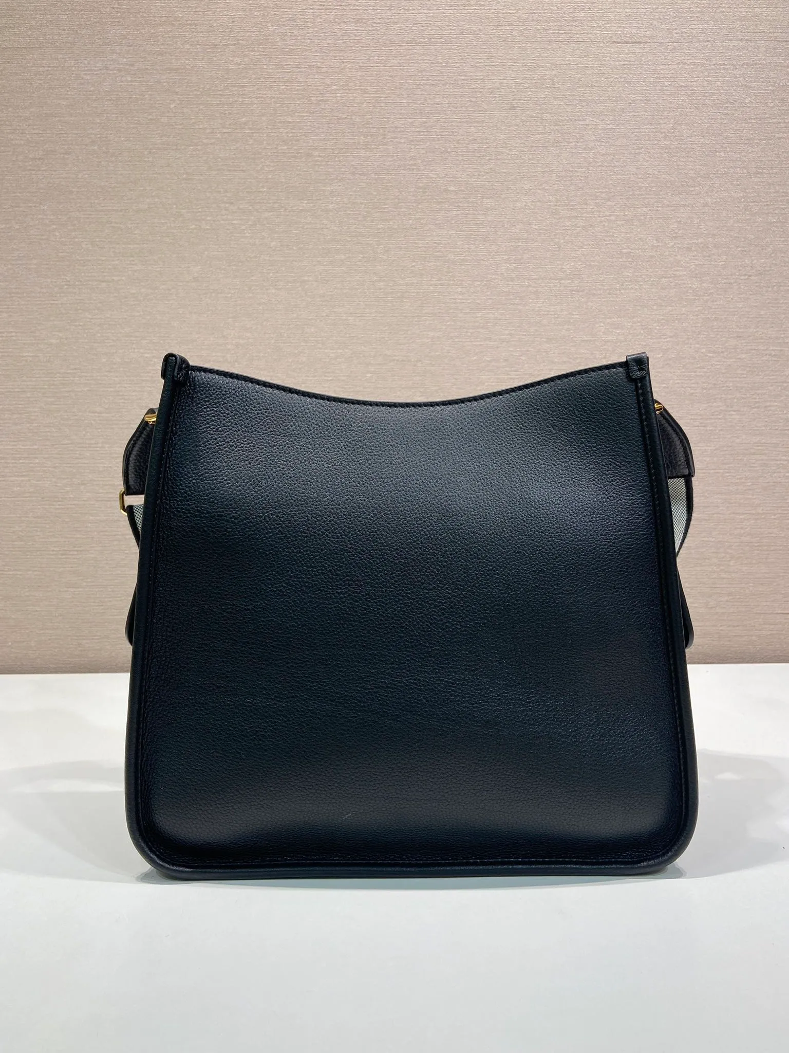 💰1800👏New fabric cross-body bag👏1BC073 large tote bag This leather mini shoulder bag has a simple design. A metallic triangle logo on the front adds signature tone. Equipped with detachable/adjustable logo printed webbing, the upper body effect is very beautiful😘😘highlighting its modern style. High fashion is the main fashion for daily matching. Hurry up and get it, it’s so beautiful👏👏 Length 30xH 28xH 12cm👏👏👏😘😘😘
