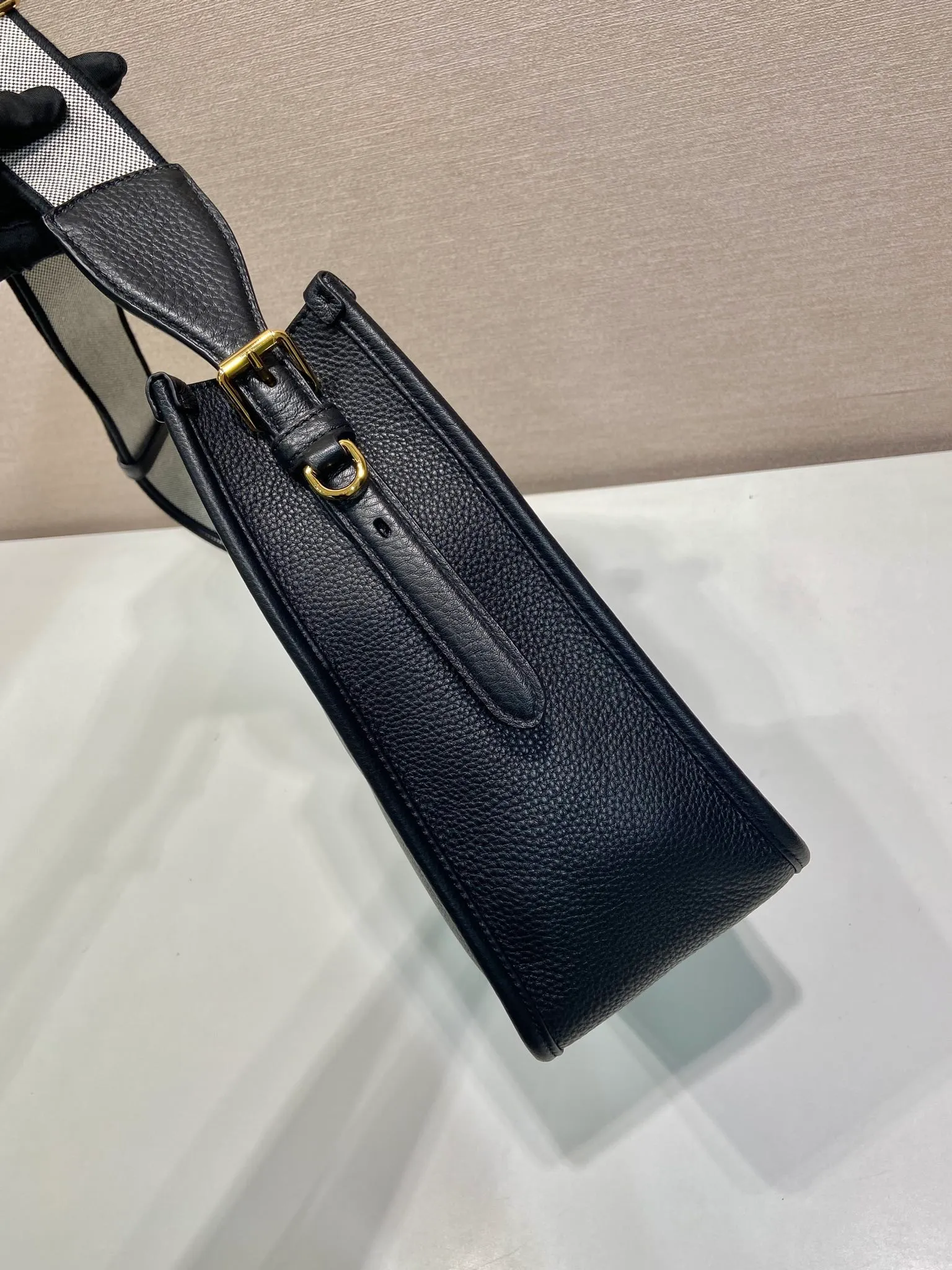 💰1800👏New fabric cross-body bag👏1BC073 large tote bag This leather mini shoulder bag has a simple design. A metallic triangle logo on the front adds signature tone. Equipped with detachable/adjustable logo printed webbing, the upper body effect is very beautiful😘😘highlighting its modern style. High fashion is the main fashion for daily matching. Hurry up and get it, it’s so beautiful👏👏 Length 30xH 28xH 12cm👏👏👏😘😘😘