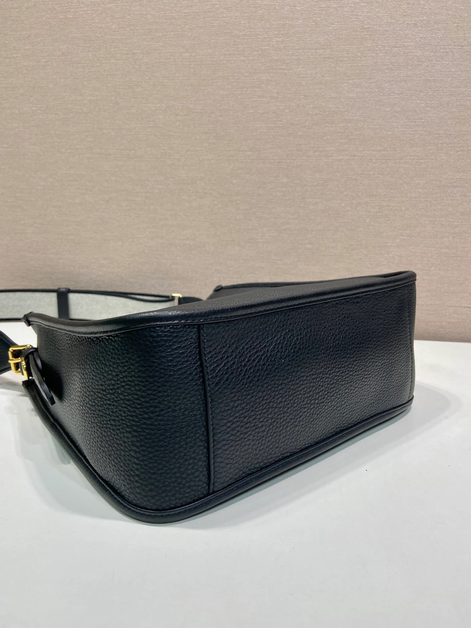💰1800👏New fabric cross-body bag👏1BC073 large tote bag This leather mini shoulder bag has a simple design. A metallic triangle logo on the front adds signature tone. Equipped with detachable/adjustable logo printed webbing, the upper body effect is very beautiful😘😘highlighting its modern style. High fashion is the main fashion for daily matching. Hurry up and get it, it’s so beautiful👏👏 Length 30xH 28xH 12cm👏👏👏😘😘😘