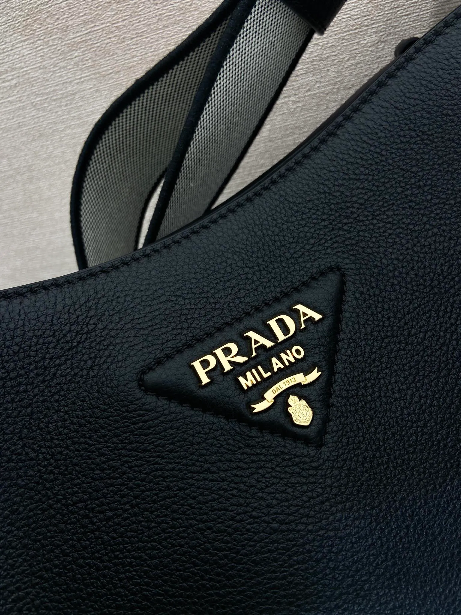 💰1800👏New fabric cross-body bag👏1BC073 large tote bag This leather mini shoulder bag has a simple design. A metallic triangle logo on the front adds signature tone. Equipped with detachable/adjustable logo printed webbing, the upper body effect is very beautiful😘😘highlighting its modern style. High fashion is the main fashion for daily matching. Hurry up and get it, it’s so beautiful👏👏 Length 30xH 28xH 12cm👏👏👏😘😘😘