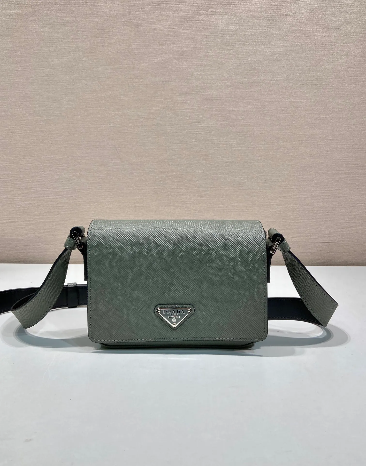 💰1640🎉New style🎉2VD065 shoulder bag new color🎉🎉 This shoulder bag is made of the iconic material Saffiano cowhide, with a magnetic flap design, a magnetic buckle pocket on the back, and an adjustable cowhide long shoulder strap design, presenting a practical and stylish minimalist design. The upper body effect is very cool 😎, another popular style that will never go out of style 🎉🎉Handsome guys, hurry up and get it 👏Length 19x Height 13x Bottom 5cm🎉🎉🎉👏👏👏