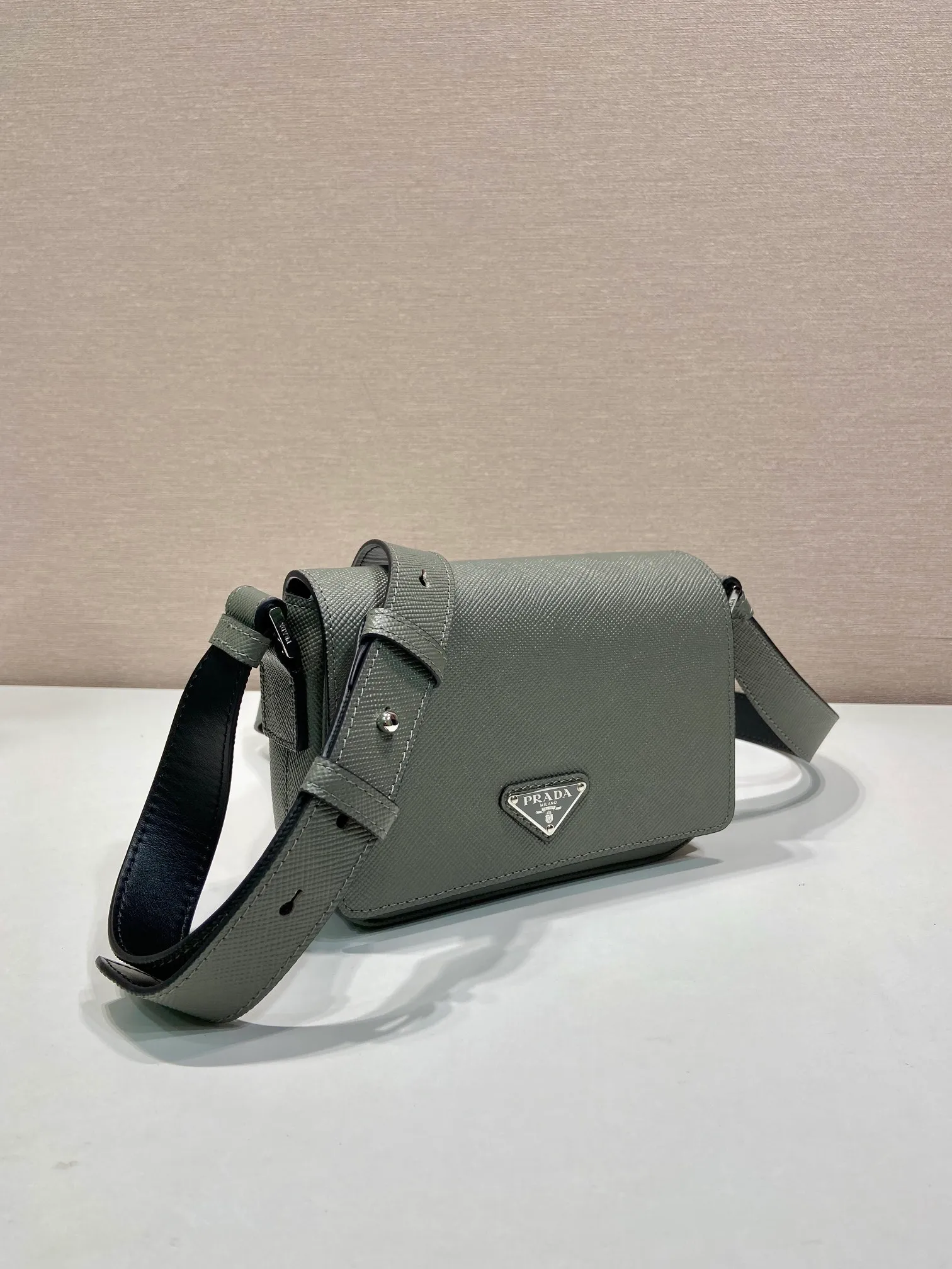 💰1640🎉New style🎉2VD065 shoulder bag new color🎉🎉 This shoulder bag is made of the iconic material Saffiano cowhide, with a magnetic flap design, a magnetic buckle pocket on the back, and an adjustable cowhide long shoulder strap design, presenting a practical and stylish minimalist design. The upper body effect is very cool 😎, another popular style that will never go out of style 🎉🎉Handsome guys, hurry up and get it 👏Length 19x Height 13x Bottom 5cm🎉🎉🎉👏👏👏