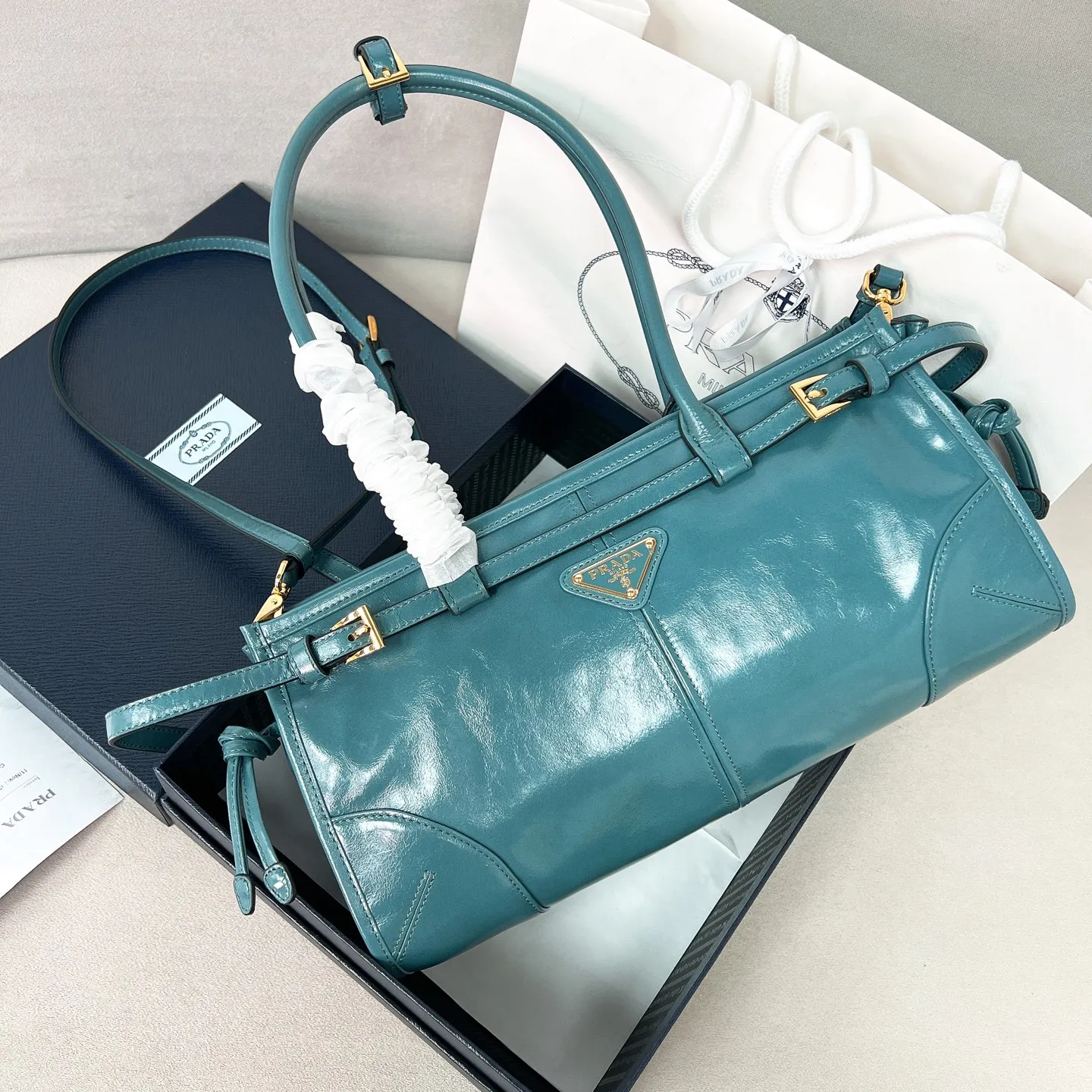 💰1840✨New model debut✨Oil-wax leather LuxSoft handbag small size 1BA426 long handle New popular LuxSoftBag Retro oil-wax leather with gold hardware Iconic triangle logo Comes with a long shoulder strap Can be carried on one shoulder or crossbody The fashionable feel is straight forward Size 32*15.5*12 blue color