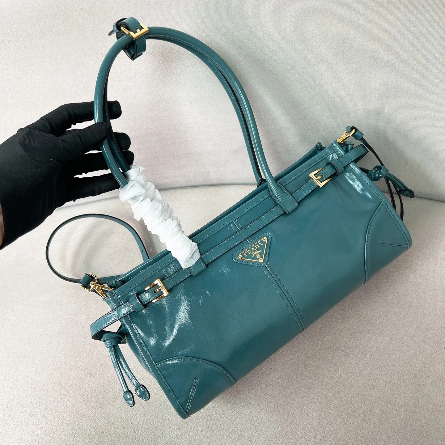 💰1840✨New model debut✨Oil-wax leather LuxSoft handbag small size 1BA426 long handle New popular LuxSoftBag Retro oil-wax leather with gold hardware Iconic triangle logo Comes with a long shoulder strap Can be carried on one shoulder or crossbody The fashionable feel is straight forward Size 32*15.5*12 blue color