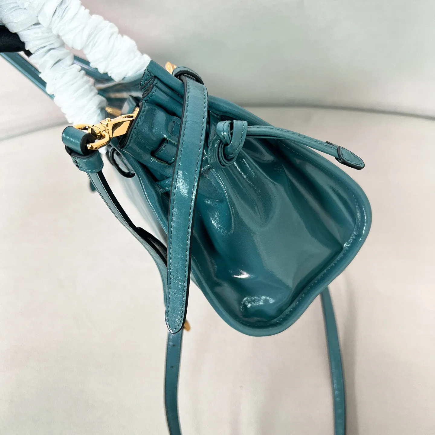 💰1840✨New model debut✨Oil-wax leather LuxSoft handbag small size 1BA426 long handle New popular LuxSoftBag Retro oil-wax leather with gold hardware Iconic triangle logo Comes with a long shoulder strap Can be carried on one shoulder or crossbody The fashionable feel is straight forward Size 32*15.5*12 blue color