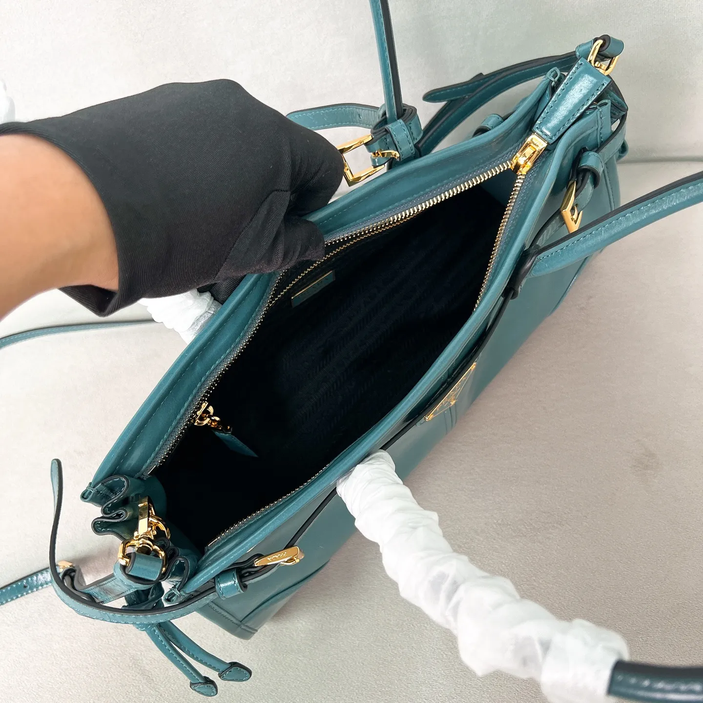 💰1840✨New model debut✨Oil-wax leather LuxSoft handbag small size 1BA426 long handle New popular LuxSoftBag Retro oil-wax leather with gold hardware Iconic triangle logo Comes with a long shoulder strap Can be carried on one shoulder or crossbody The fashionable feel is straight forward Size 32*15.5*12 blue color