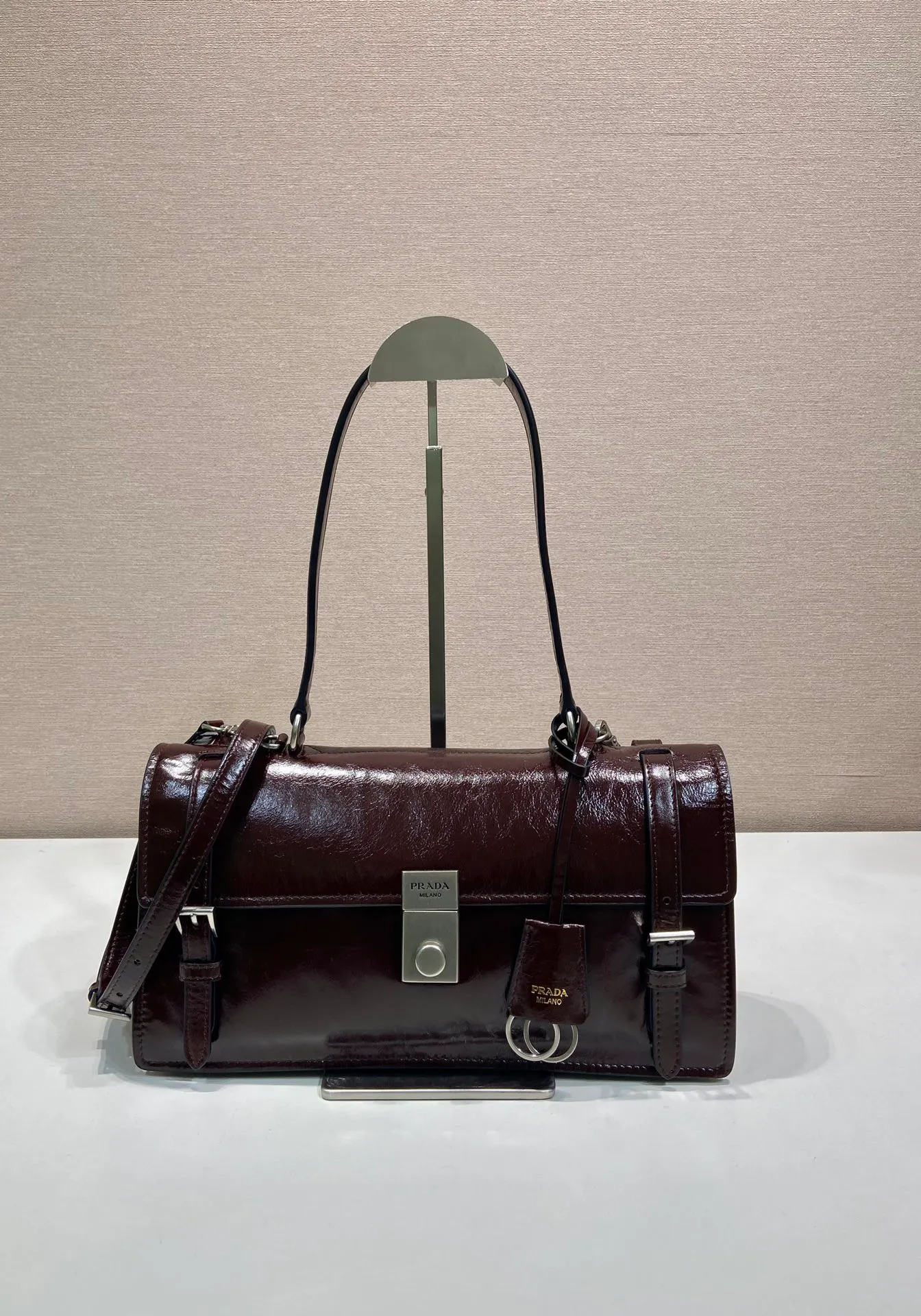 💰1700🎉New Pen Holder Bag🎉1BN026 Small🎉🎉 This leather handbag is inspired by the crisp and formal briefcase. It has a delicate and shiny texture and reinterprets the classic office style silhouette with a new attitude. Designed with exquisite soft details, it adds gentleness and versatile charm to the bag's classic shape. The classic vertical lock buckle embellishes the details, and it is equipped with a long handle, which can be carried over the shoulder, making it more practical. Another popular style that will never go out of style, hurry up and get it🎉🎉 Length 32 height 16.5x base 10cm🎉🎉🎉💰💰💰