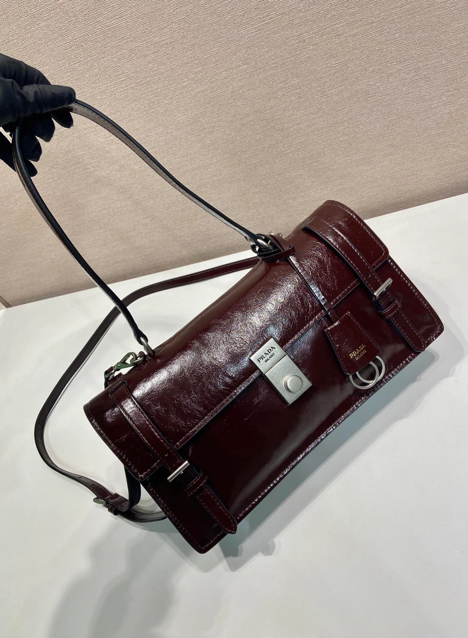 💰1700🎉New Pen Holder Bag🎉1BN026 Small🎉🎉 This leather handbag is inspired by the crisp and formal briefcase. It has a delicate and shiny texture and reinterprets the classic office style silhouette with a new attitude. Designed with exquisite soft details, it adds gentleness and versatile charm to the bag's classic shape. The classic vertical lock buckle embellishes the details, and it is equipped with a long handle, which can be carried over the shoulder, making it more practical. Another popular style that will never go out of style, hurry up and get it🎉🎉 Length 32 height 16.5x base 10cm🎉🎉🎉💰💰💰