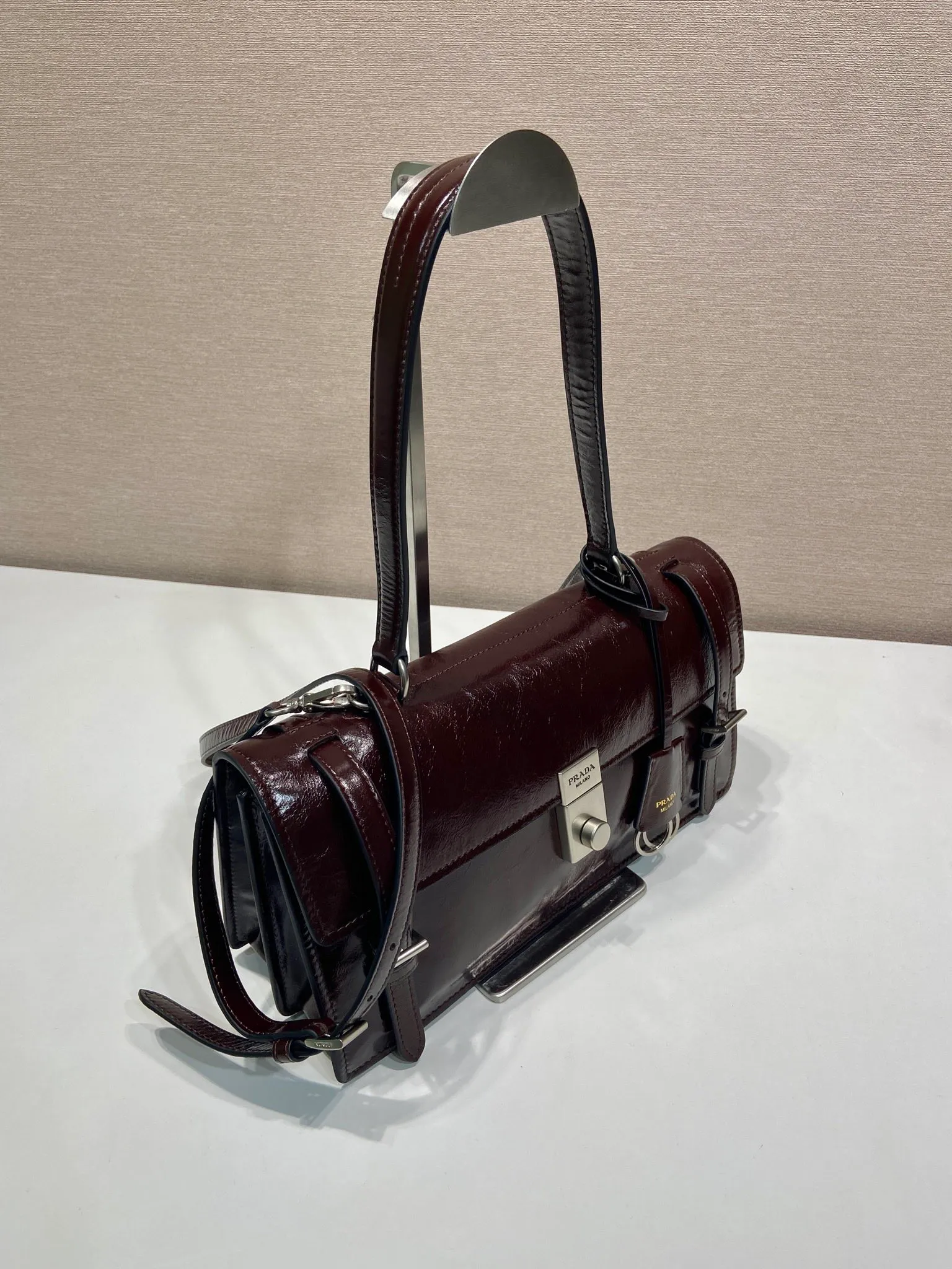 💰1700🎉New Pen Holder Bag🎉1BN026 Small🎉🎉 This leather handbag is inspired by the crisp and formal briefcase. It has a delicate and shiny texture and reinterprets the classic office style silhouette with a new attitude. Designed with exquisite soft details, it adds gentleness and versatile charm to the bag's classic shape. The classic vertical lock buckle embellishes the details, and it is equipped with a long handle, which can be carried over the shoulder, making it more practical. Another popular style that will never go out of style, hurry up and get it🎉🎉 Length 32 height 16.5x base 10cm🎉🎉🎉💰💰💰