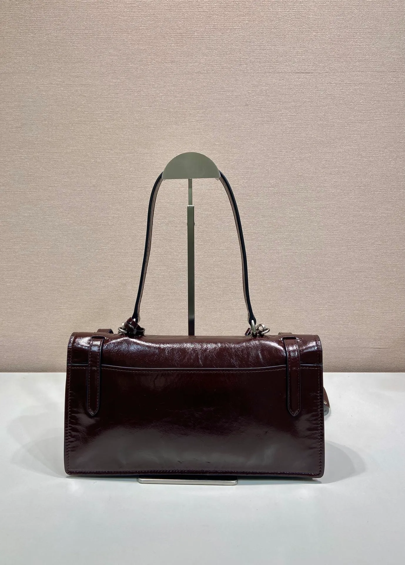💰1700🎉New Pen Holder Bag🎉1BN026 Small🎉🎉 This leather handbag is inspired by the crisp and formal briefcase. It has a delicate and shiny texture and reinterprets the classic office style silhouette with a new attitude. Designed with exquisite soft details, it adds gentleness and versatile charm to the bag's classic shape. The classic vertical lock buckle embellishes the details, and it is equipped with a long handle, which can be carried over the shoulder, making it more practical. Another popular style that will never go out of style, hurry up and get it🎉🎉 Length 32 height 16.5x base 10cm🎉🎉🎉💰💰💰