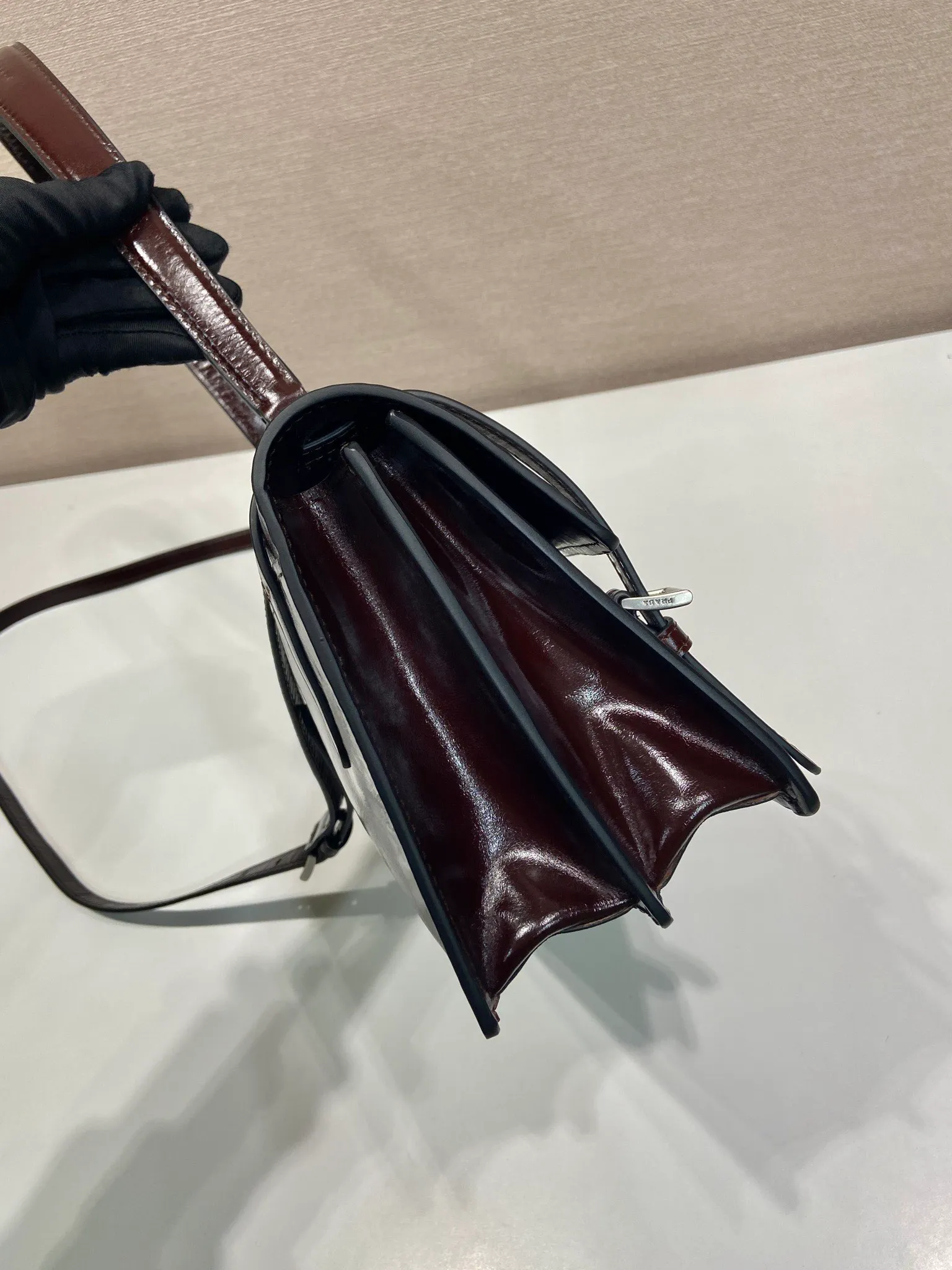 💰1700🎉New Pen Holder Bag🎉1BN026 Small🎉🎉 This leather handbag is inspired by the crisp and formal briefcase. It has a delicate and shiny texture and reinterprets the classic office style silhouette with a new attitude. Designed with exquisite soft details, it adds gentleness and versatile charm to the bag's classic shape. The classic vertical lock buckle embellishes the details, and it is equipped with a long handle, which can be carried over the shoulder, making it more practical. Another popular style that will never go out of style, hurry up and get it🎉🎉 Length 32 height 16.5x base 10cm🎉🎉🎉💰💰💰