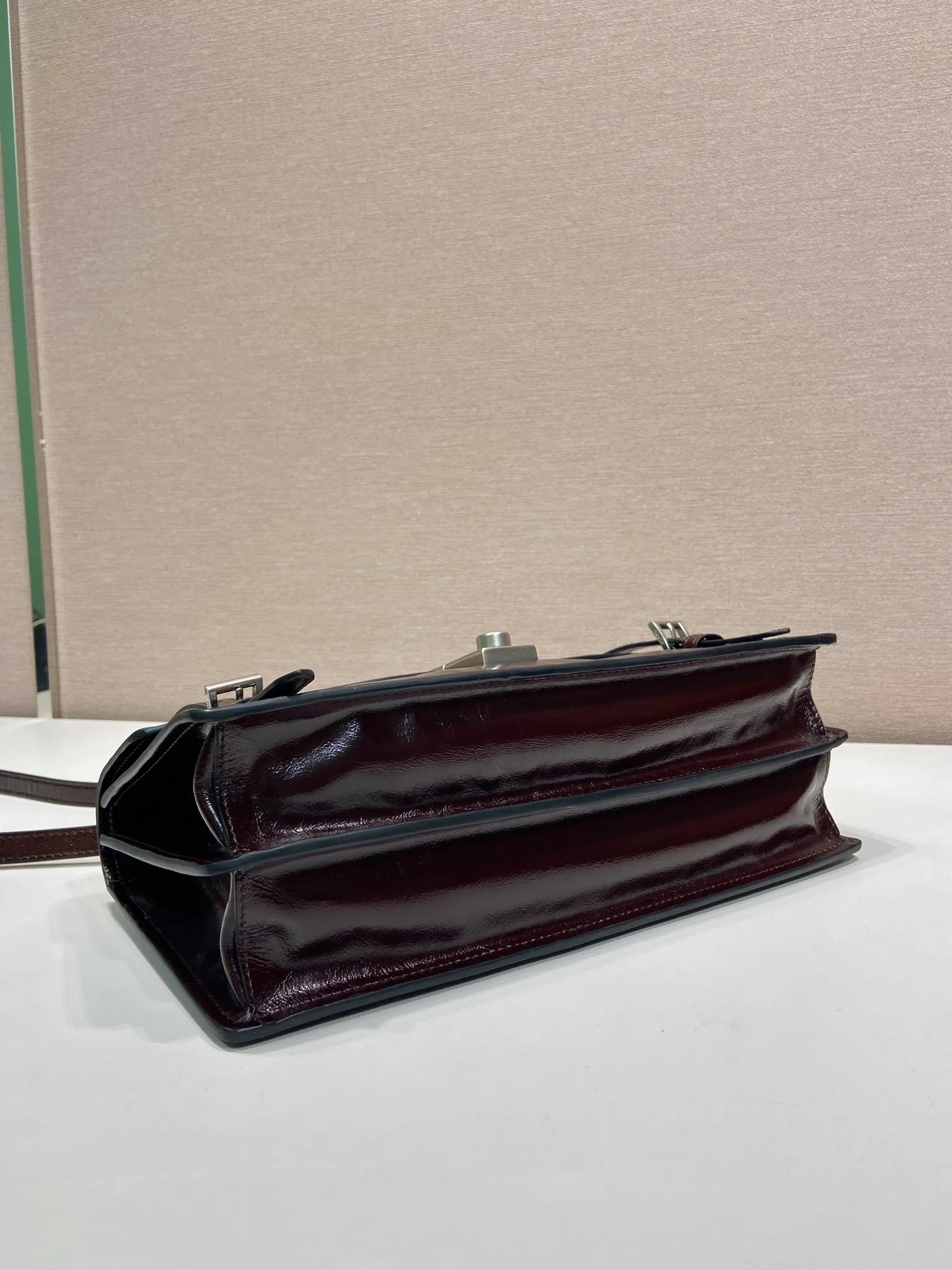 💰1700🎉New Pen Holder Bag🎉1BN026 Small🎉🎉 This leather handbag is inspired by the crisp and formal briefcase. It has a delicate and shiny texture and reinterprets the classic office style silhouette with a new attitude. Designed with exquisite soft details, it adds gentleness and versatile charm to the bag's classic shape. The classic vertical lock buckle embellishes the details, and it is equipped with a long handle, which can be carried over the shoulder, making it more practical. Another popular style that will never go out of style, hurry up and get it🎉🎉 Length 32 height 16.5x base 10cm🎉🎉🎉💰💰💰
