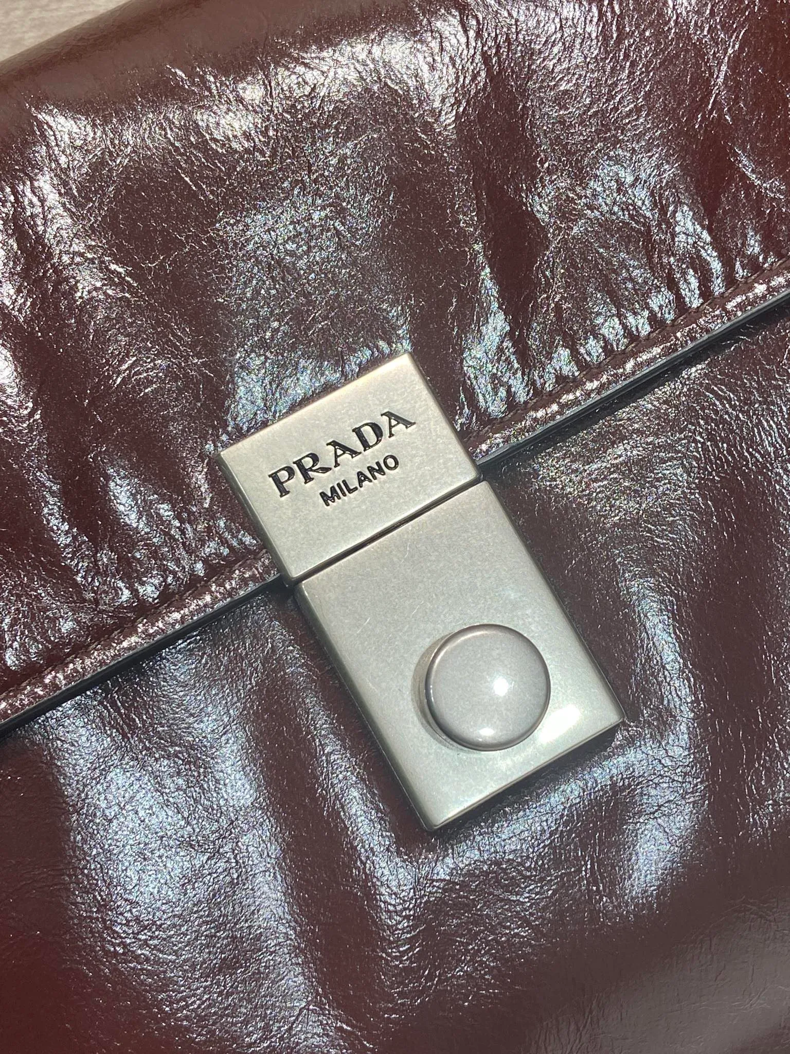 💰1700🎉New Pen Holder Bag🎉1BN026 Small🎉🎉 This leather handbag is inspired by the crisp and formal briefcase. It has a delicate and shiny texture and reinterprets the classic office style silhouette with a new attitude. Designed with exquisite soft details, it adds gentleness and versatile charm to the bag's classic shape. The classic vertical lock buckle embellishes the details, and it is equipped with a long handle, which can be carried over the shoulder, making it more practical. Another popular style that will never go out of style, hurry up and get it🎉🎉 Length 32 height 16.5x base 10cm🎉🎉🎉💰💰💰