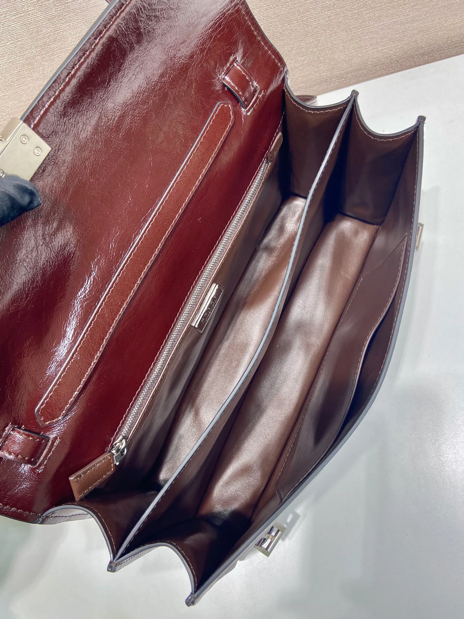 💰1700🎉New Pen Holder Bag🎉1BN026 Small🎉🎉 This leather handbag is inspired by the crisp and formal briefcase. It has a delicate and shiny texture and reinterprets the classic office style silhouette with a new attitude. Designed with exquisite soft details, it adds gentleness and versatile charm to the bag's classic shape. The classic vertical lock buckle embellishes the details, and it is equipped with a long handle, which can be carried over the shoulder, making it more practical. Another popular style that will never go out of style, hurry up and get it🎉🎉 Length 32 height 16.5x base 10cm🎉🎉🎉💰💰💰