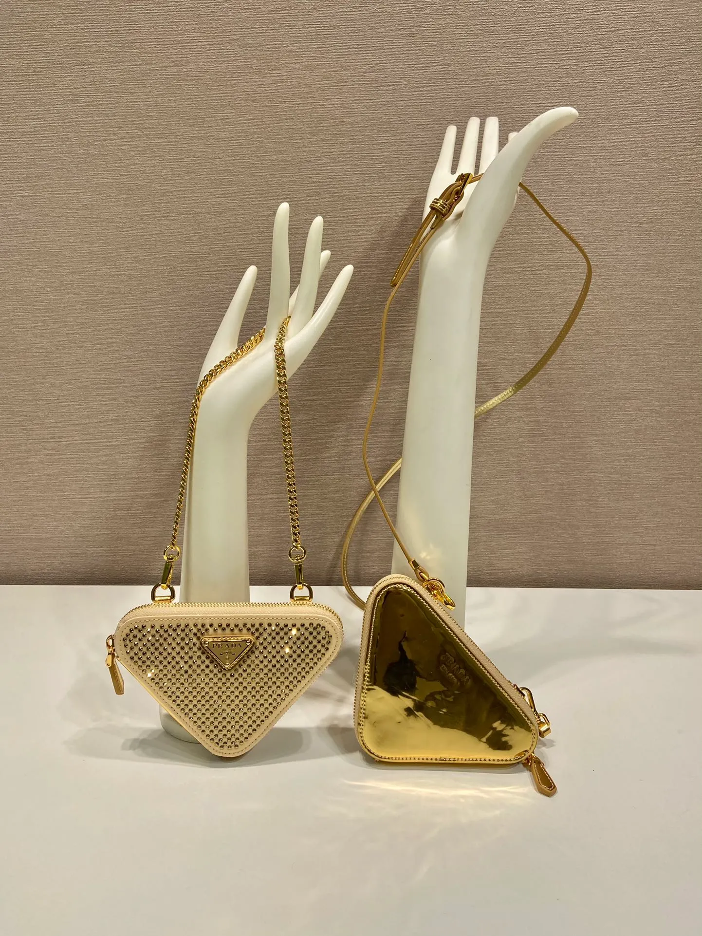 💰920🎉Gemini crystal triangle bag🎉1NR015 new product😘Crystal bag This two-in-one twin bag has a very unique design and can be disassembled into 2 bags🎉🎉. The body of the bag is made of imitation crystal, which is perfect🎉🎉. One can be carried by hand and the other can be worn as a crossbody. It can also be combined😘😘Another hot new product🎉 If you like babies, hurry up and get it🎉🎉 Length 15x height 10x bottom 5cm🎉🎉🎉👏👏👏