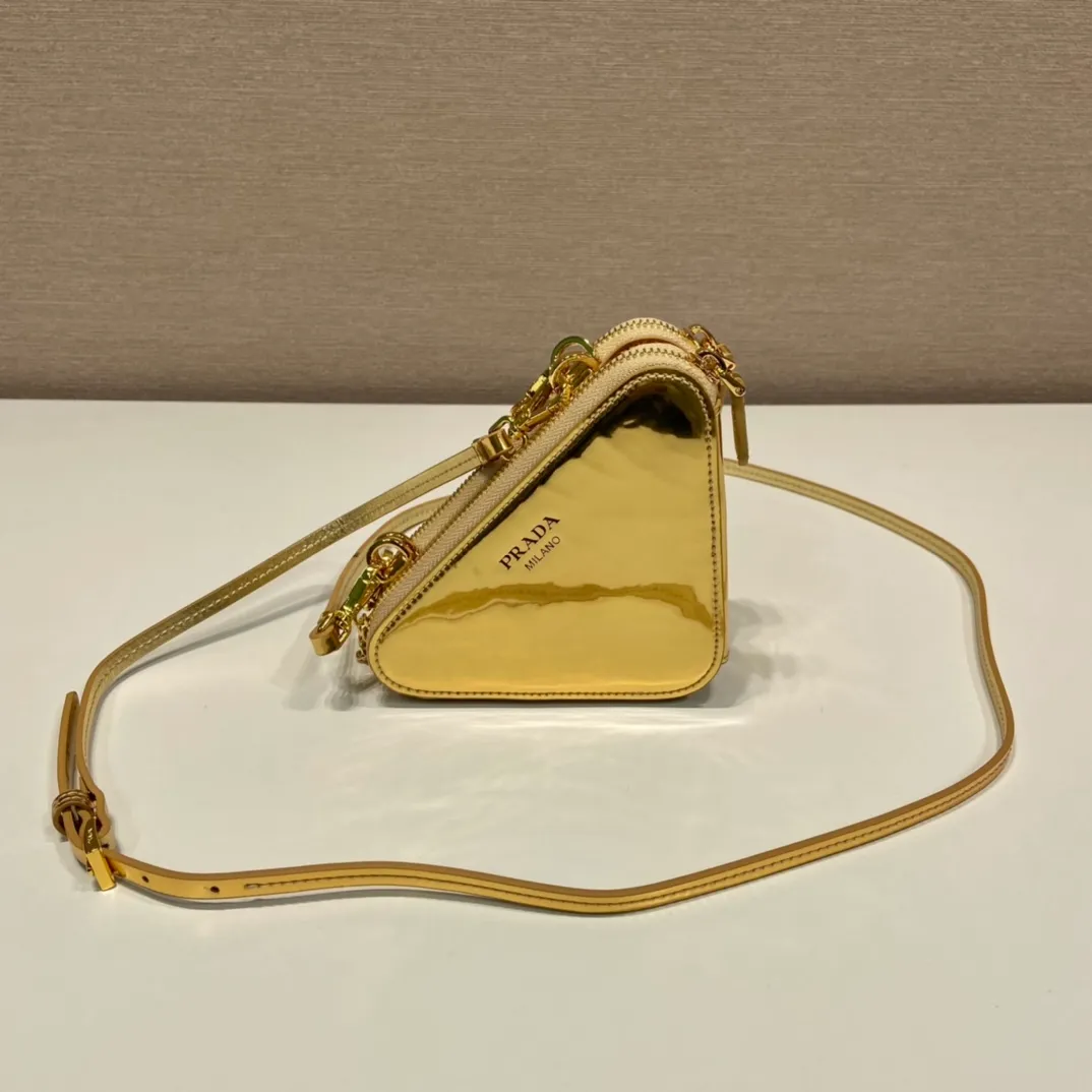 💰920🎉Gemini crystal triangle bag🎉1NR015 new product😘Crystal bag This two-in-one twin bag has a very unique design and can be disassembled into 2 bags🎉🎉. The body of the bag is made of imitation crystal, which is perfect🎉🎉. One can be carried by hand and the other can be worn as a crossbody. It can also be combined😘😘Another hot new product🎉 If you like babies, hurry up and get it🎉🎉 Length 15x height 10x bottom 5cm🎉🎉🎉👏👏👏