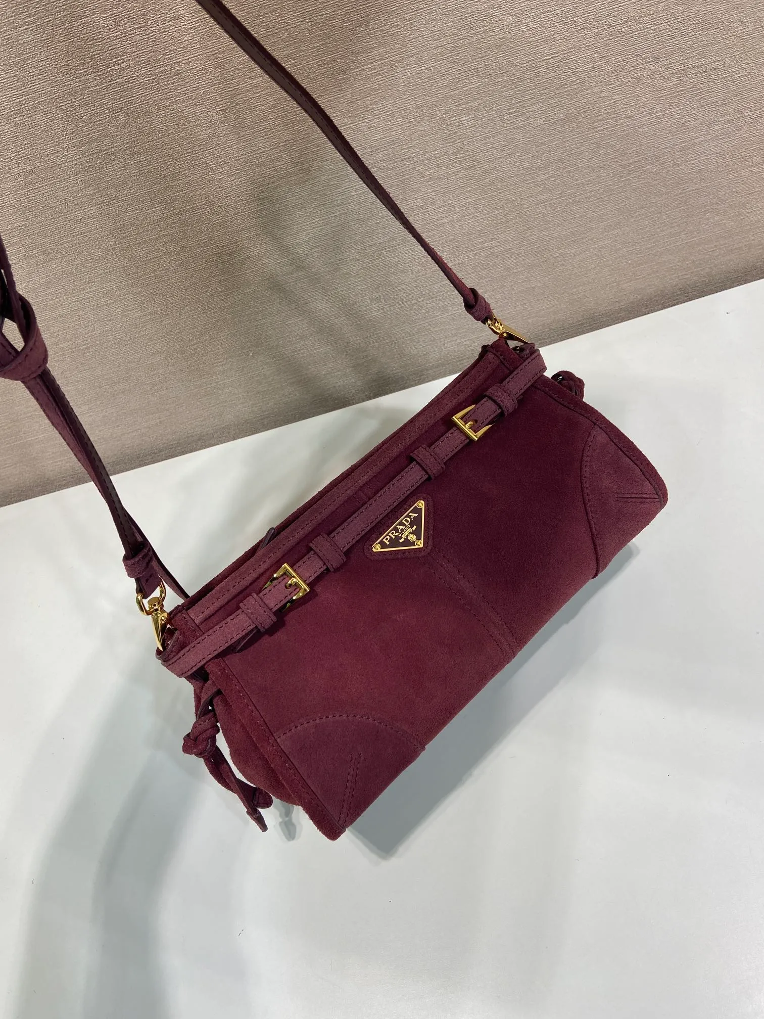 💰1360🎉LusSolf suede leather🎉1BA215 crossbody bag🎉 This crossbody bag is made of imported suede leather and exudes a classic atmosphere. It is equipped with a detachable and adjustable long shoulder strap, which is convenient for shoulder and crossbody carry. It has a very large capacity and is easy to use👏. It is definitely a must-have for fashionistas. Hurry up and take this retro style crossbody bag home! Length 26x height 14x base 12cm🎉🎉🎉👏👏👏
