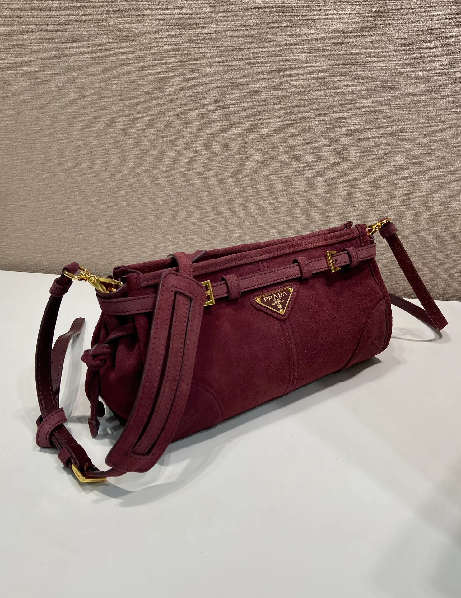 💰1360🎉LusSolf suede leather🎉1BA215 crossbody bag🎉 This crossbody bag is made of imported suede leather and exudes a classic atmosphere. It is equipped with a detachable and adjustable long shoulder strap, which is convenient for shoulder and crossbody carry. It has a very large capacity and is easy to use👏. It is definitely a must-have for fashionistas. Hurry up and take this retro style crossbody bag home! Length 26x height 14x base 12cm🎉🎉🎉👏👏👏