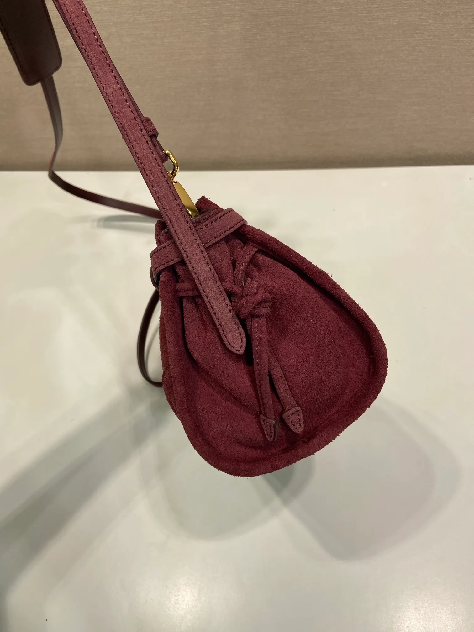 💰1360🎉LusSolf suede leather🎉1BA215 crossbody bag🎉 This crossbody bag is made of imported suede leather and exudes a classic atmosphere. It is equipped with a detachable and adjustable long shoulder strap, which is convenient for shoulder and crossbody carry. It has a very large capacity and is easy to use👏. It is definitely a must-have for fashionistas. Hurry up and take this retro style crossbody bag home! Length 26x height 14x base 12cm🎉🎉🎉👏👏👏