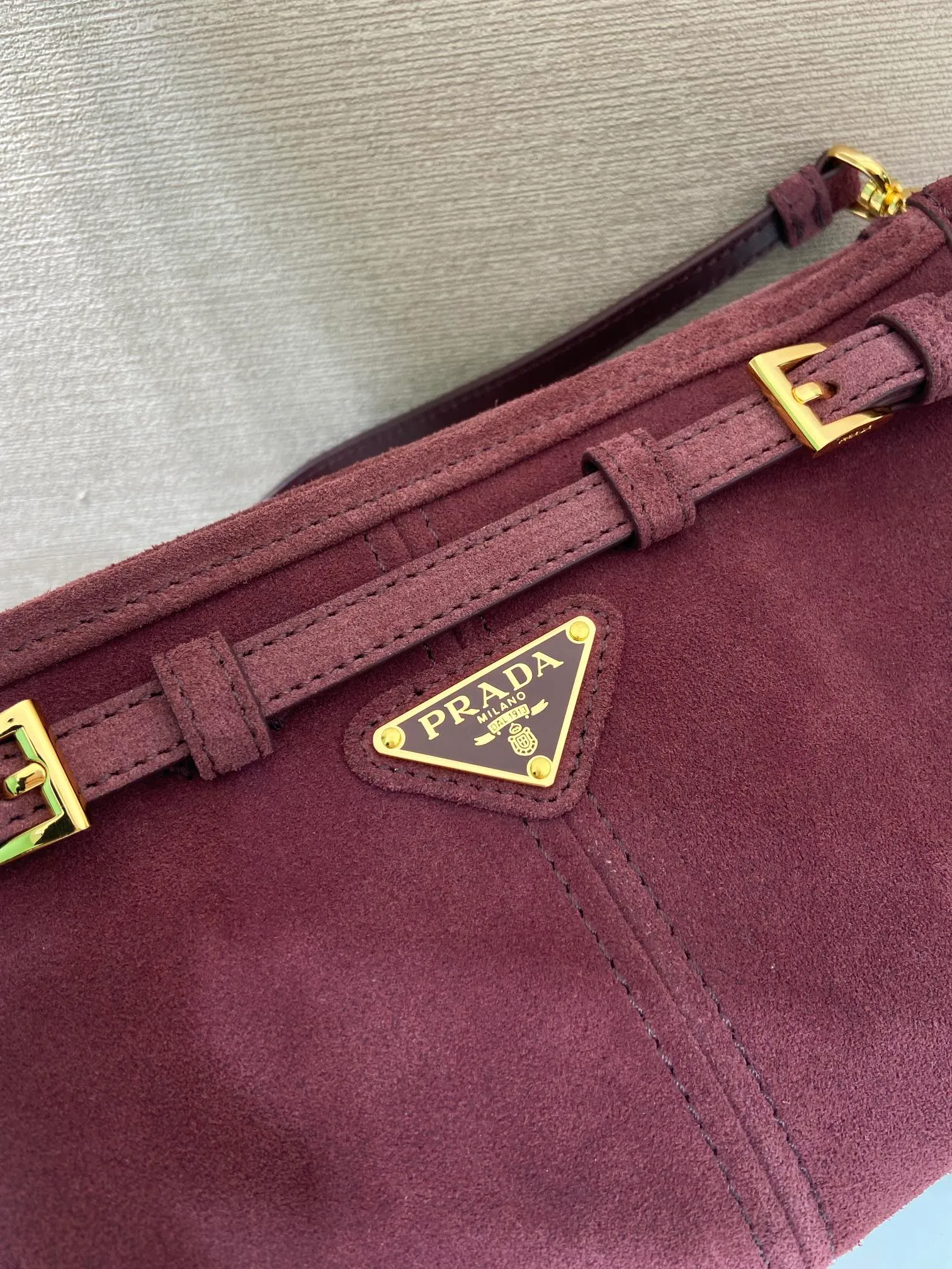 💰1360🎉LusSolf suede leather🎉1BA215 crossbody bag🎉 This crossbody bag is made of imported suede leather and exudes a classic atmosphere. It is equipped with a detachable and adjustable long shoulder strap, which is convenient for shoulder and crossbody carry. It has a very large capacity and is easy to use👏. It is definitely a must-have for fashionistas. Hurry up and take this retro style crossbody bag home! Length 26x height 14x base 12cm🎉🎉🎉👏👏👏