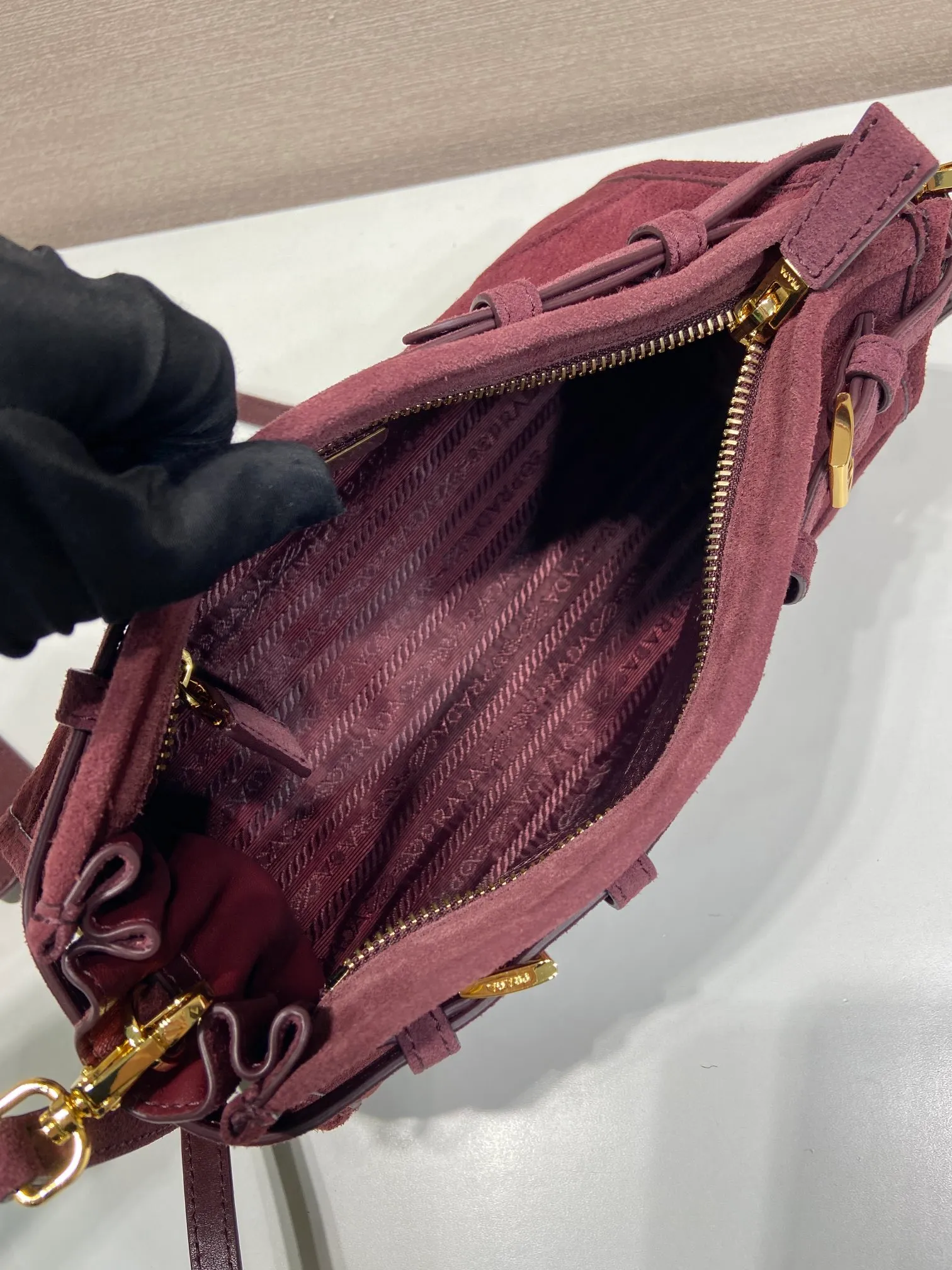 💰1360🎉LusSolf suede leather🎉1BA215 crossbody bag🎉 This crossbody bag is made of imported suede leather and exudes a classic atmosphere. It is equipped with a detachable and adjustable long shoulder strap, which is convenient for shoulder and crossbody carry. It has a very large capacity and is easy to use👏. It is definitely a must-have for fashionistas. Hurry up and take this retro style crossbody bag home! Length 26x height 14x base 12cm🎉🎉🎉👏👏👏