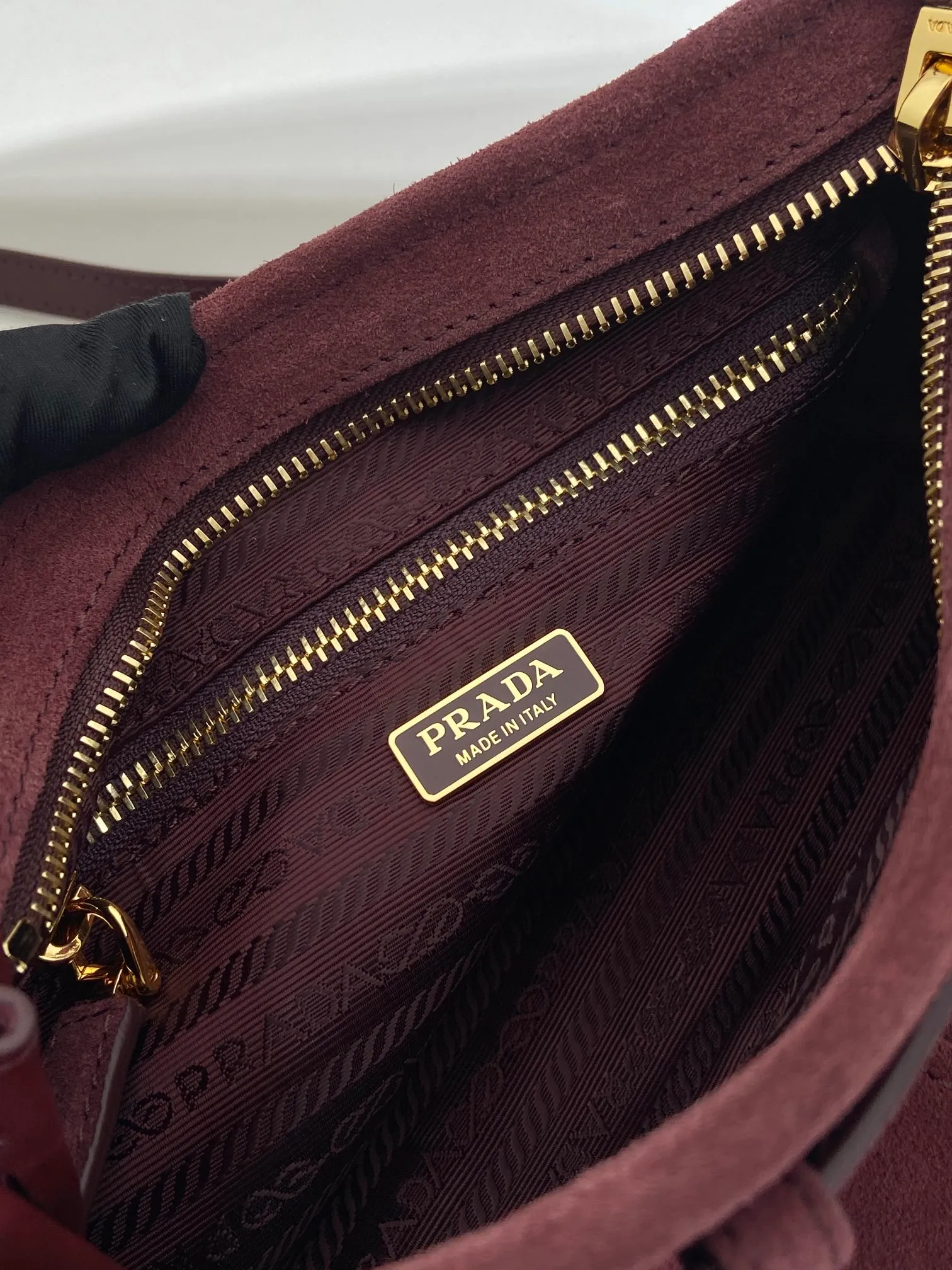 💰1360🎉LusSolf suede leather🎉1BA215 crossbody bag🎉 This crossbody bag is made of imported suede leather and exudes a classic atmosphere. It is equipped with a detachable and adjustable long shoulder strap, which is convenient for shoulder and crossbody carry. It has a very large capacity and is easy to use👏. It is definitely a must-have for fashionistas. Hurry up and take this retro style crossbody bag home! Length 26x height 14x base 12cm🎉🎉🎉👏👏👏