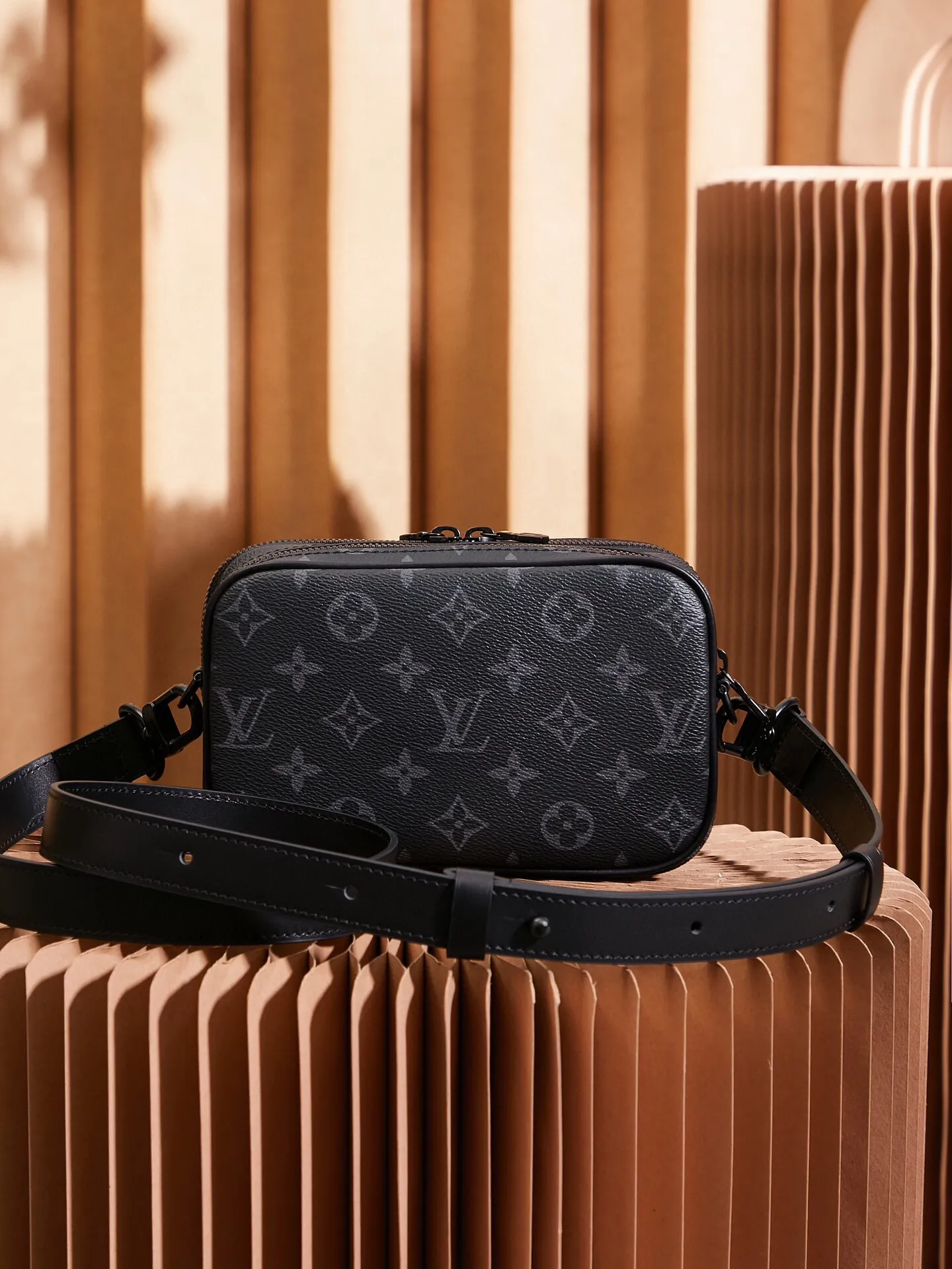 P¥700👉nfc dynamic chip version👈【Top inspection-free, all-steel hardware】The Neo Alpha handbag condenses the design of past Alpha handbags with rounded strokes, and uses soft Monogram Eclipse canvas to build a casual silhouette. The ample space is equipped with a zipper compartment and front patch pocket to hold daily necessities such as mobile phones, cards and keys, and comes with a detachable and adjustable leather shoulder strap. Monogram Eclipse coated canvas - Cow leather trim - Cow leather lining - Metal hardware - Zip compartment - Front patch pocket - Front D-ring - Shoulder strap: removable, adjustable! ! Model: M82542; Size: 11x18.5x6.5CM