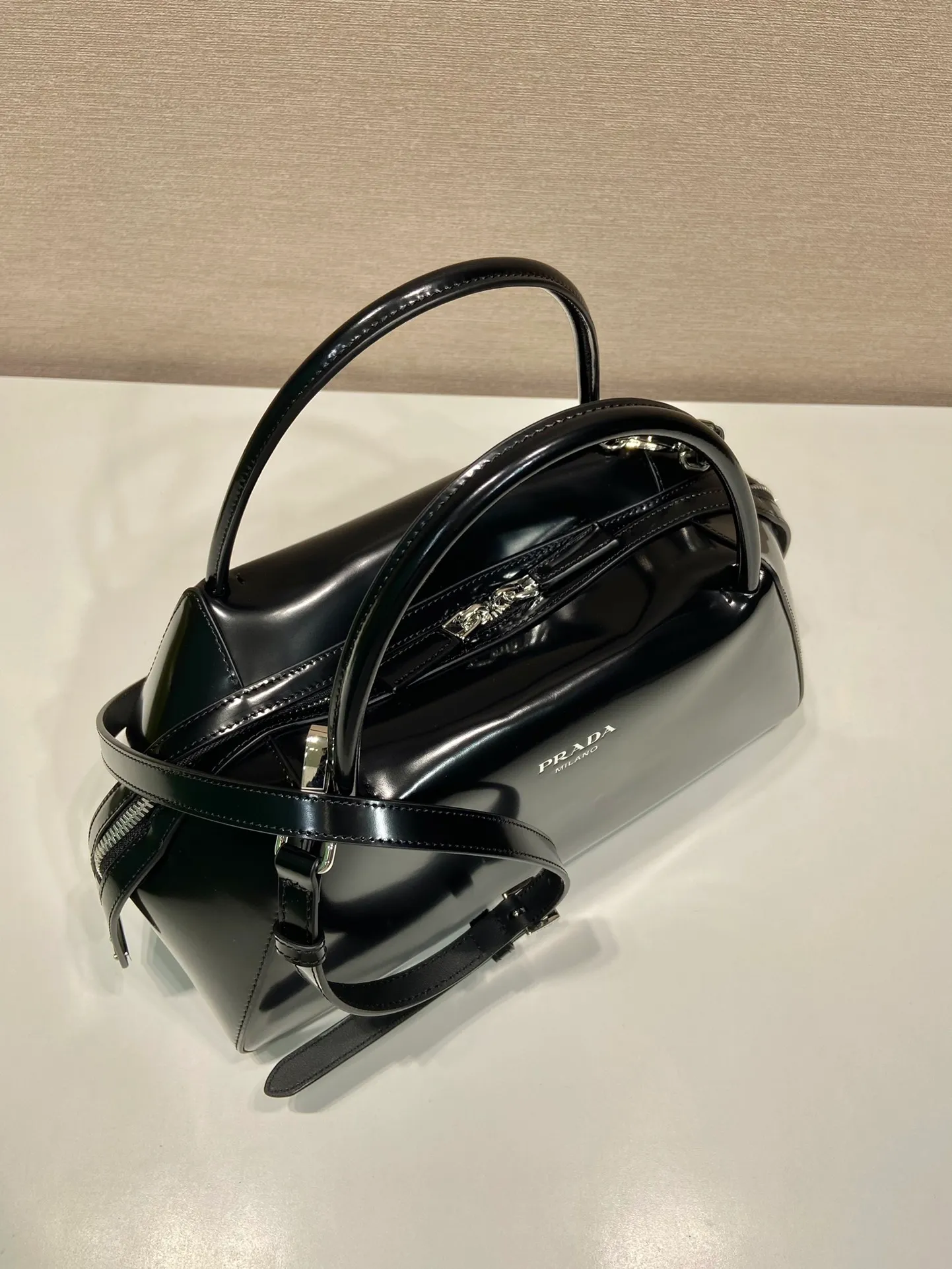 💰1800👏Gradient bowling ball👏1BA365 new medium gradient color🎉 This handbag with exquisite lines will be unveiled at the 2022 autumn and winter fashion show. Equipped with a detachable and adjustable long shoulder strap that can be carried by hand/cross-body. The elegant silhouette features a hand-painted finish that accentuates geometric lines and three-dimensional effects. Casual and stylish. Large capacity space. Everything you need for daily use can be accommodated! Babies. Hurry up and get it🎉🎉, length 31cm high 16x bottom 13.5cm🎉🎉🎉👏👏👏 👏