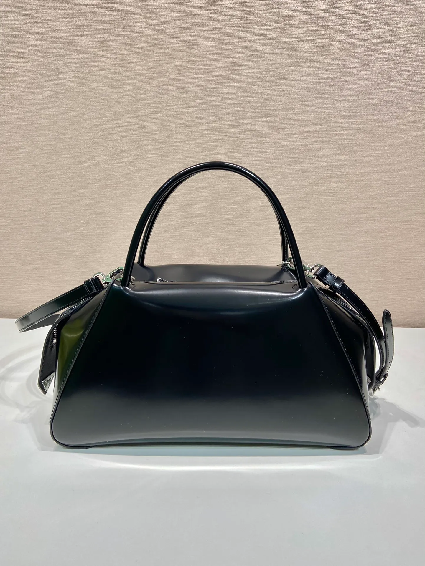 💰1800👏Gradient bowling ball👏1BA365 new medium gradient color🎉 This handbag with exquisite lines will be unveiled at the 2022 autumn and winter fashion show. Equipped with a detachable and adjustable long shoulder strap that can be carried by hand/cross-body. The elegant silhouette features a hand-painted finish that accentuates geometric lines and three-dimensional effects. Casual and stylish. Large capacity space. Everything you need for daily use can be accommodated! Babies. Hurry up and get it🎉🎉, length 31cm high 16x bottom 13.5cm🎉🎉🎉👏👏👏 👏