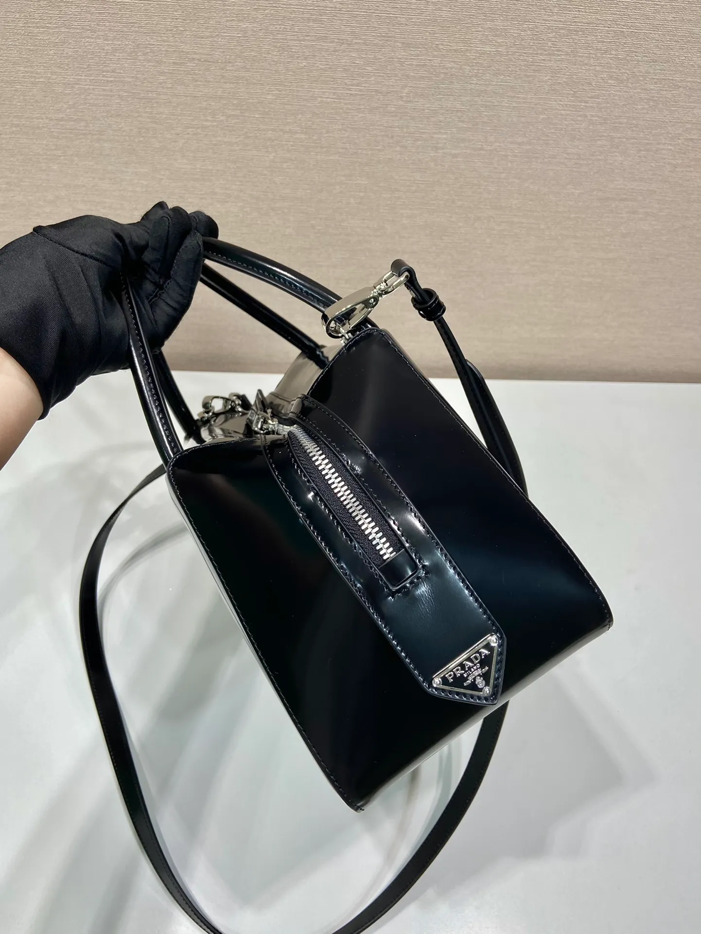 💰1800👏Gradient bowling ball👏1BA365 new medium gradient color🎉 This handbag with exquisite lines will be unveiled at the 2022 autumn and winter fashion show. Equipped with a detachable and adjustable long shoulder strap that can be carried by hand/cross-body. The elegant silhouette features a hand-painted finish that accentuates geometric lines and three-dimensional effects. Casual and stylish. Large capacity space. Everything you need for daily use can be accommodated! Babies. Hurry up and get it🎉🎉, length 31cm high 16x bottom 13.5cm🎉🎉🎉👏👏👏 👏