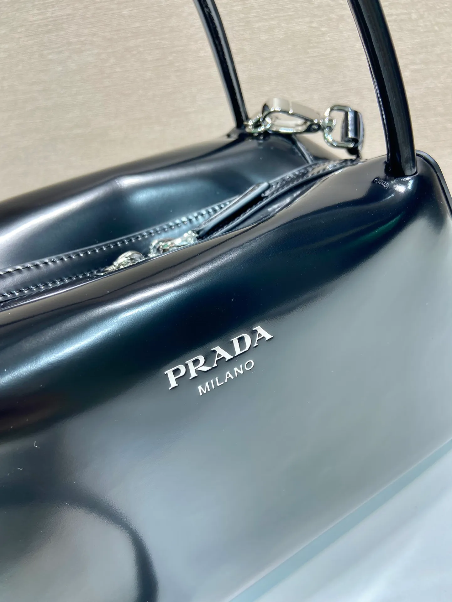 💰1800👏Gradient bowling ball👏1BA365 new medium gradient color🎉 This handbag with exquisite lines will be unveiled at the 2022 autumn and winter fashion show. Equipped with a detachable and adjustable long shoulder strap that can be carried by hand/cross-body. The elegant silhouette features a hand-painted finish that accentuates geometric lines and three-dimensional effects. Casual and stylish. Large capacity space. Everything you need for daily use can be accommodated! Babies. Hurry up and get it🎉🎉, length 31cm high 16x bottom 13.5cm🎉🎉🎉👏👏👏 👏