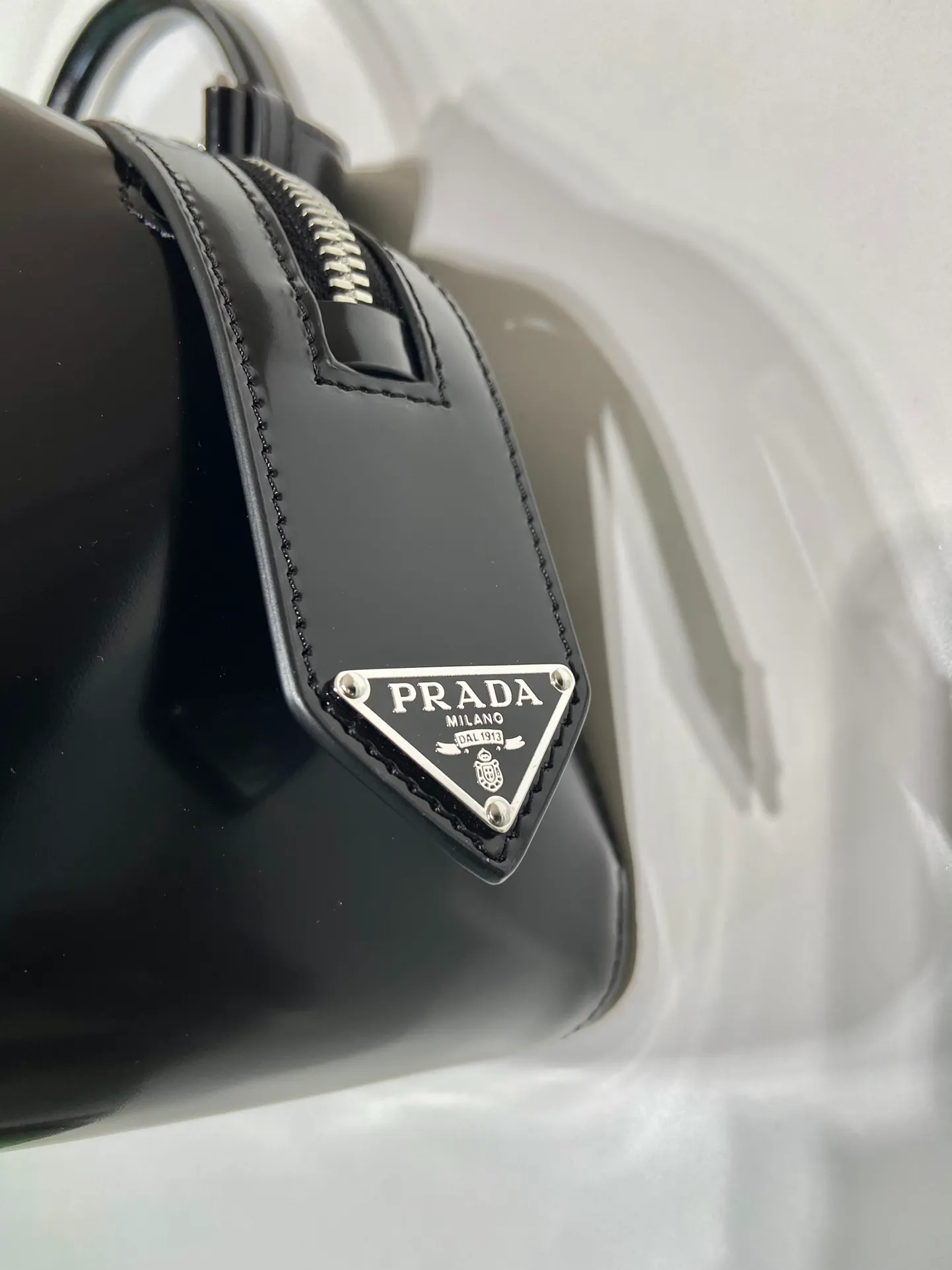 💰1800👏Gradient bowling ball👏1BA365 new medium gradient color🎉 This handbag with exquisite lines will be unveiled at the 2022 autumn and winter fashion show. Equipped with a detachable and adjustable long shoulder strap that can be carried by hand/cross-body. The elegant silhouette features a hand-painted finish that accentuates geometric lines and three-dimensional effects. Casual and stylish. Large capacity space. Everything you need for daily use can be accommodated! Babies. Hurry up and get it🎉🎉, length 31cm high 16x bottom 13.5cm🎉🎉🎉👏👏👏 👏