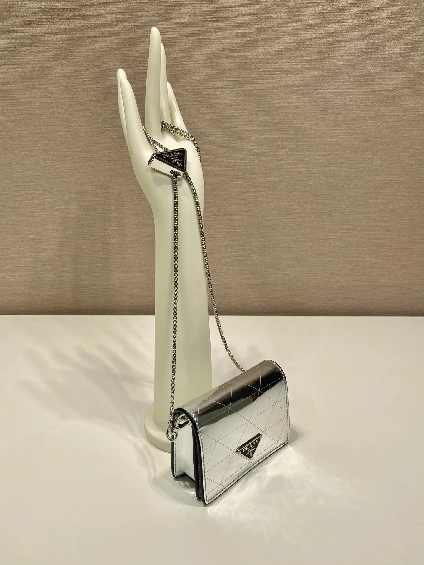 💰760🎉Glossy small bag🎉🎉1MR024 silver mirror🎉🎉 This is a small shiny cowhide bag with a diamond pattern design. My favorite is this detachable iron shoulder strap, which can be used as a waist bag decoration🎉🎉 or as a decoration with clothes. The triangle in the middle is adjustable. Give the item a variety of ways to wear it. Space can be used to store lipstick 💄/earphones/keys🚗. bling bling under the night light. So beautiful, worth buying🎉🎉 Length 11.5x height 8cm🎉🎉🎉👏👏👏