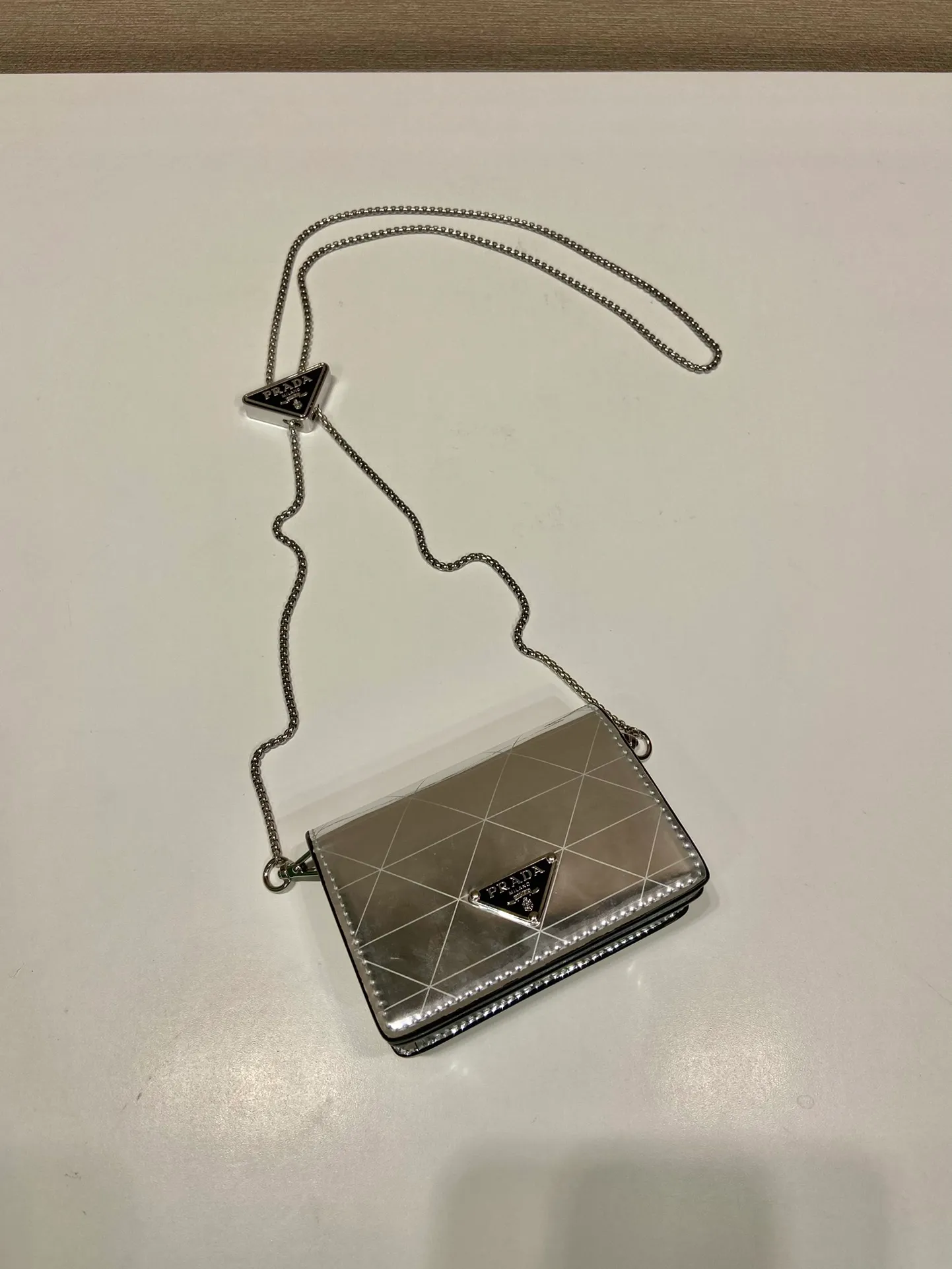 💰760🎉Glossy small bag🎉🎉1MR024 silver mirror🎉🎉 This is a small shiny cowhide bag with a diamond pattern design. My favorite is this detachable iron shoulder strap, which can be used as a waist bag decoration🎉🎉 or as a decoration with clothes. The triangle in the middle is adjustable. Give the item a variety of ways to wear it. Space can be used to store lipstick 💄/earphones/keys🚗. bling bling under the night light. So beautiful, worth buying🎉🎉 Length 11.5x height 8cm🎉🎉🎉👏👏👏