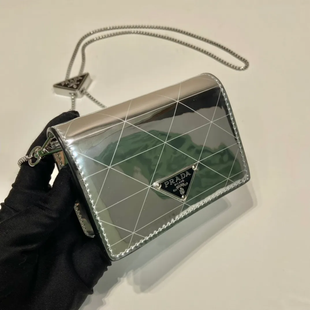 💰760🎉Glossy small bag🎉🎉1MR024 silver mirror🎉🎉 This is a small shiny cowhide bag with a diamond pattern design. My favorite is this detachable iron shoulder strap, which can be used as a waist bag decoration🎉🎉 or as a decoration with clothes. The triangle in the middle is adjustable. Give the item a variety of ways to wear it. Space can be used to store lipstick 💄/earphones/keys🚗. bling bling under the night light. So beautiful, worth buying🎉🎉 Length 11.5x height 8cm🎉🎉🎉👏👏👏