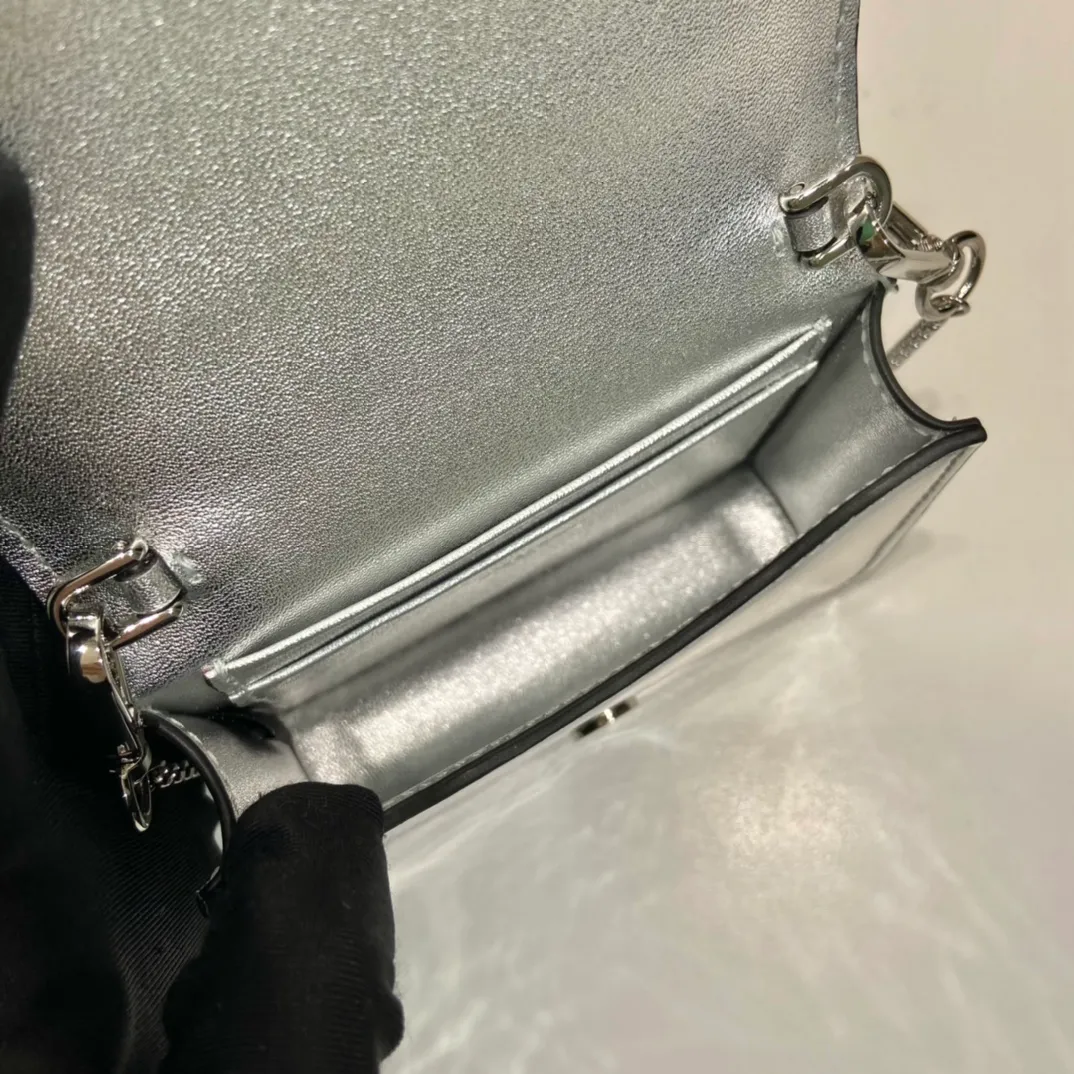 💰760🎉Glossy small bag🎉🎉1MR024 silver mirror🎉🎉 This is a small shiny cowhide bag with a diamond pattern design. My favorite is this detachable iron shoulder strap, which can be used as a waist bag decoration🎉🎉 or as a decoration with clothes. The triangle in the middle is adjustable. Give the item a variety of ways to wear it. Space can be used to store lipstick 💄/earphones/keys🚗. bling bling under the night light. So beautiful, worth buying🎉🎉 Length 11.5x height 8cm🎉🎉🎉👏👏👏
