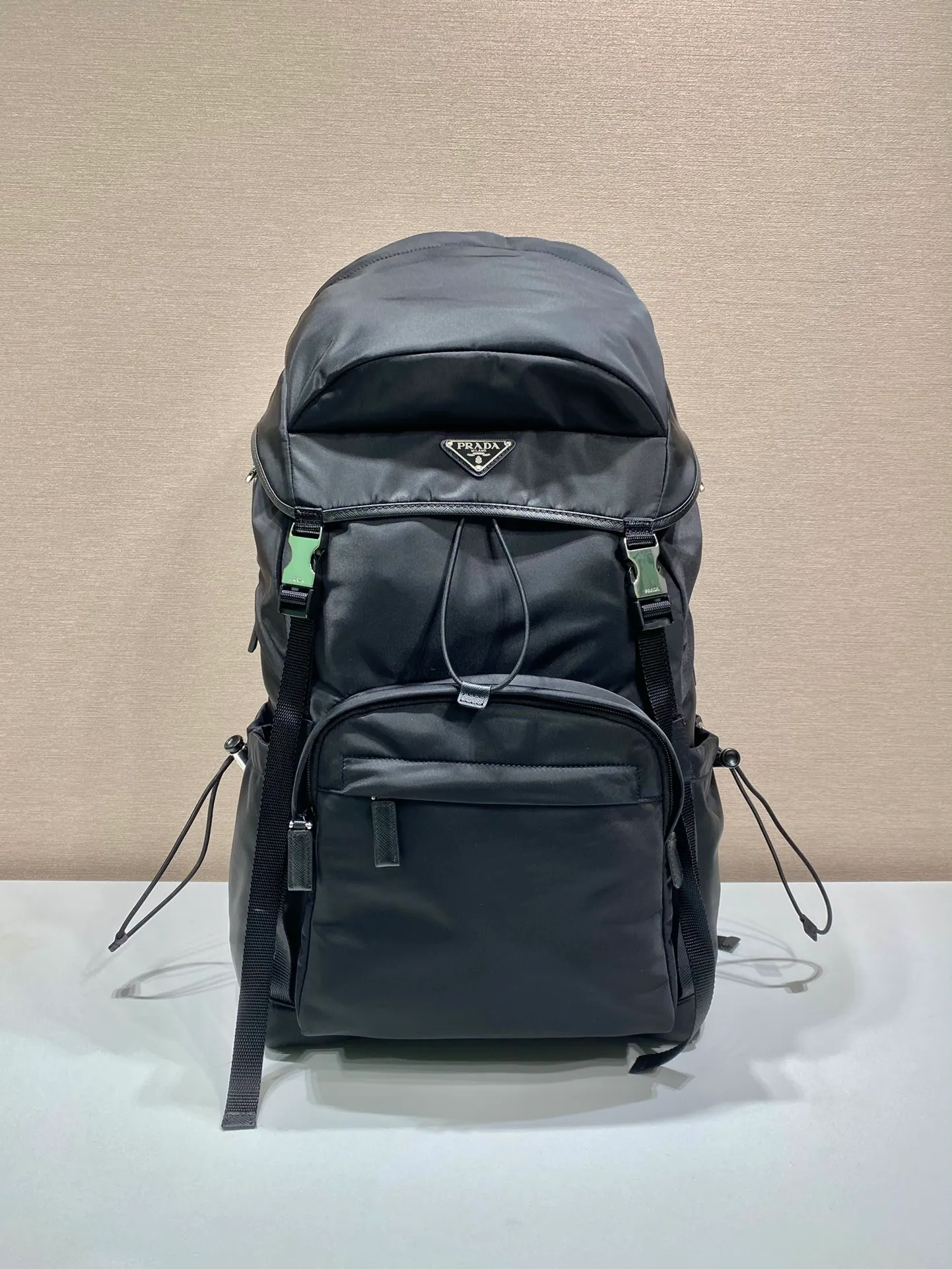 💰1860🎉New mountaineering bag🎉2VZ090👏👏 This backpack has a technological appearance and practical interior space. Crafted from Re-Nylon, Saffiano leather features cross-hatching and a waxed finish. The details are distinctive. Symbolizing traditional Italian leather goods manufacturing craftsmanship. It has many compartments and is very functional. It is affordable for business trips, mountain climbing, and daily wear. The upper body effect is super cool. Men, hurry up and get it. It is worth owning. Length 32x height 57x bottom 19cm