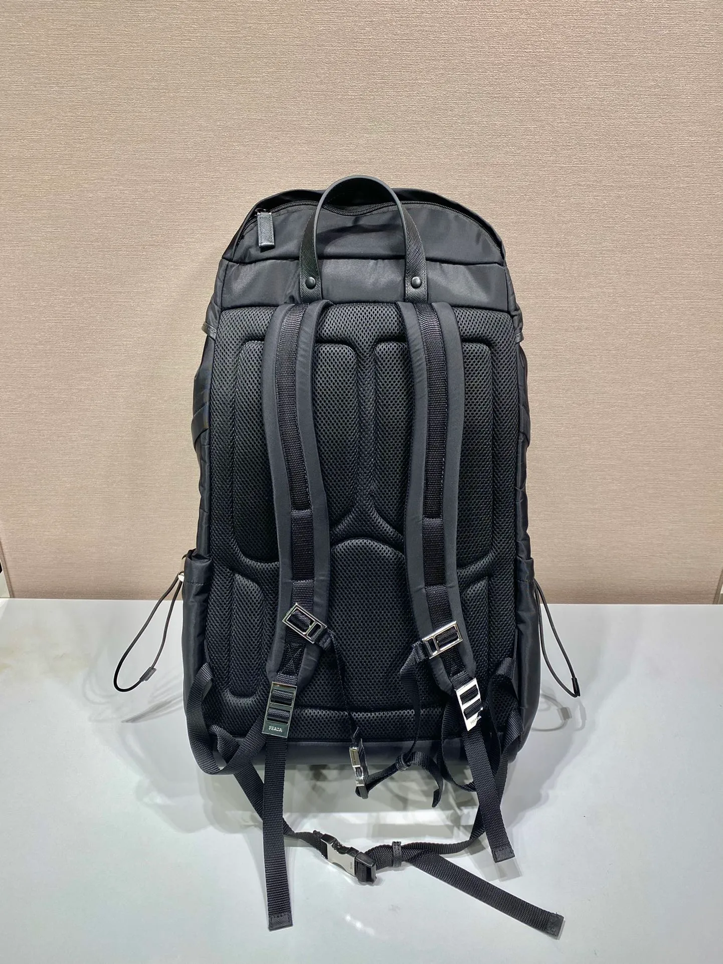 💰1860🎉New mountaineering bag🎉2VZ090👏👏 This backpack has a technological appearance and practical interior space. Crafted from Re-Nylon, Saffiano leather features cross-hatching and a waxed finish. The details are distinctive. Symbolizing traditional Italian leather goods manufacturing craftsmanship. It has many compartments and is very functional. It is affordable for business trips, mountain climbing, and daily wear. The upper body effect is super cool. Men, hurry up and get it. It is worth owning. Length 32x height 57x bottom 19cm