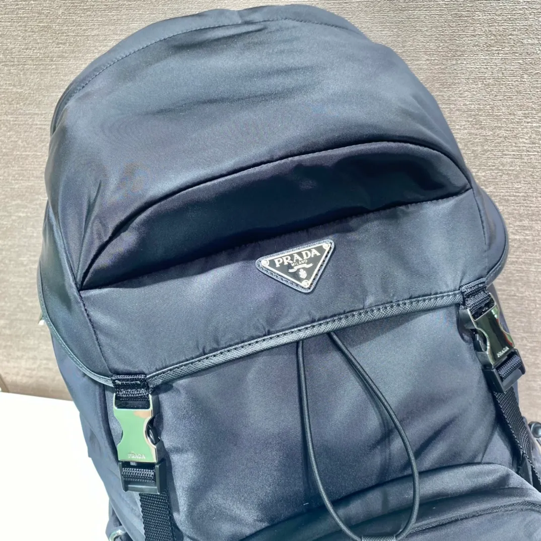 💰1860🎉New mountaineering bag🎉2VZ090👏👏 This backpack has a technological appearance and practical interior space. Crafted from Re-Nylon, Saffiano leather features cross-hatching and a waxed finish. The details are distinctive. Symbolizing traditional Italian leather goods manufacturing craftsmanship. It has many compartments and is very functional. It is affordable for business trips, mountain climbing, and daily wear. The upper body effect is super cool. Men, hurry up and get it. It is worth owning. Length 32x height 57x bottom 19cm