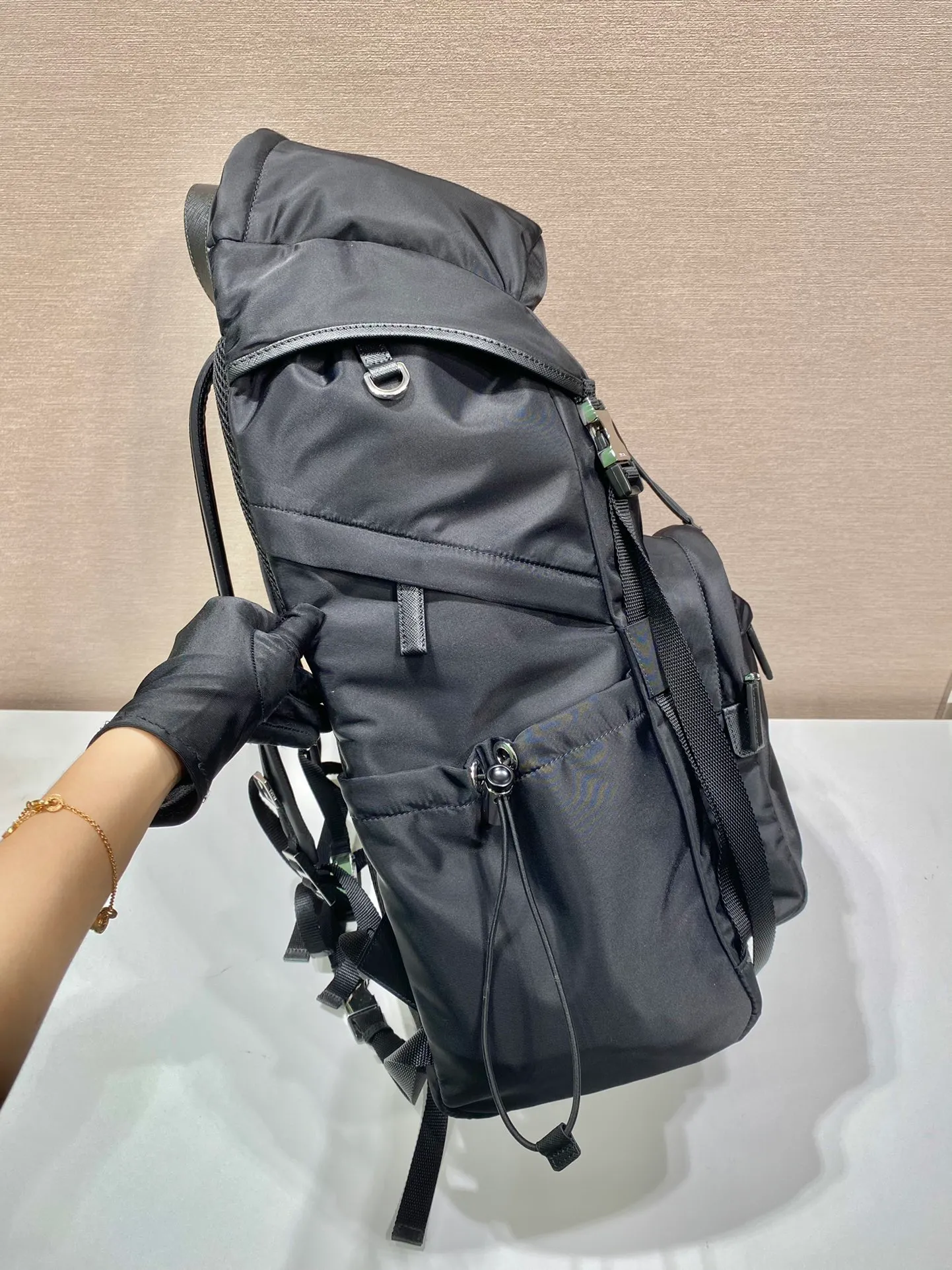 💰1860🎉New mountaineering bag🎉2VZ090👏👏 This backpack has a technological appearance and practical interior space. Crafted from Re-Nylon, Saffiano leather features cross-hatching and a waxed finish. The details are distinctive. Symbolizing traditional Italian leather goods manufacturing craftsmanship. It has many compartments and is very functional. It is affordable for business trips, mountain climbing, and daily wear. The upper body effect is super cool. Men, hurry up and get it. It is worth owning. Length 32x height 57x bottom 19cm