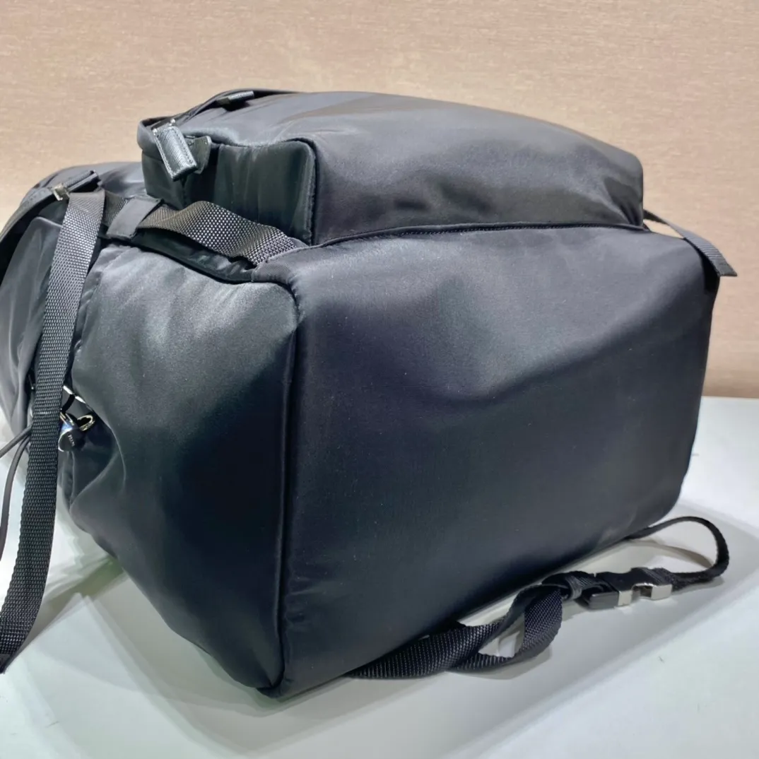 💰1860🎉New mountaineering bag🎉2VZ090👏👏 This backpack has a technological appearance and practical interior space. Crafted from Re-Nylon, Saffiano leather features cross-hatching and a waxed finish. The details are distinctive. Symbolizing traditional Italian leather goods manufacturing craftsmanship. It has many compartments and is very functional. It is affordable for business trips, mountain climbing, and daily wear. The upper body effect is super cool. Men, hurry up and get it. It is worth owning. Length 32x height 57x bottom 19cm