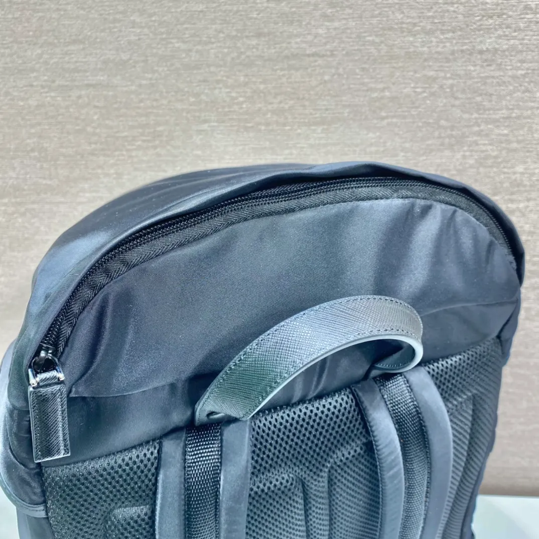 💰1860🎉New mountaineering bag🎉2VZ090👏👏 This backpack has a technological appearance and practical interior space. Crafted from Re-Nylon, Saffiano leather features cross-hatching and a waxed finish. The details are distinctive. Symbolizing traditional Italian leather goods manufacturing craftsmanship. It has many compartments and is very functional. It is affordable for business trips, mountain climbing, and daily wear. The upper body effect is super cool. Men, hurry up and get it. It is worth owning. Length 32x height 57x bottom 19cm