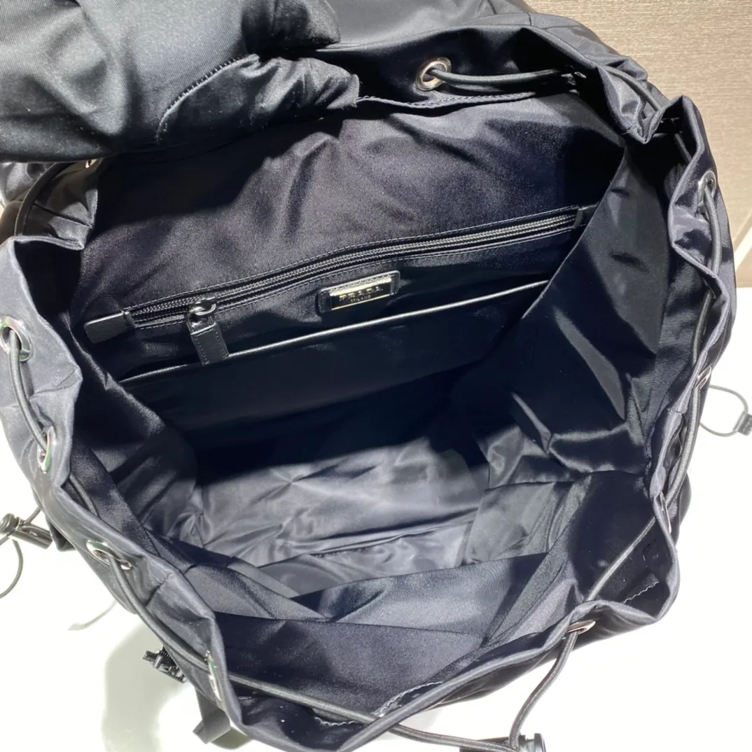 💰1860🎉New mountaineering bag🎉2VZ090👏👏 This backpack has a technological appearance and practical interior space. Crafted from Re-Nylon, Saffiano leather features cross-hatching and a waxed finish. The details are distinctive. Symbolizing traditional Italian leather goods manufacturing craftsmanship. It has many compartments and is very functional. It is affordable for business trips, mountain climbing, and daily wear. The upper body effect is super cool. Men, hurry up and get it. It is worth owning. Length 32x height 57x bottom 19cm