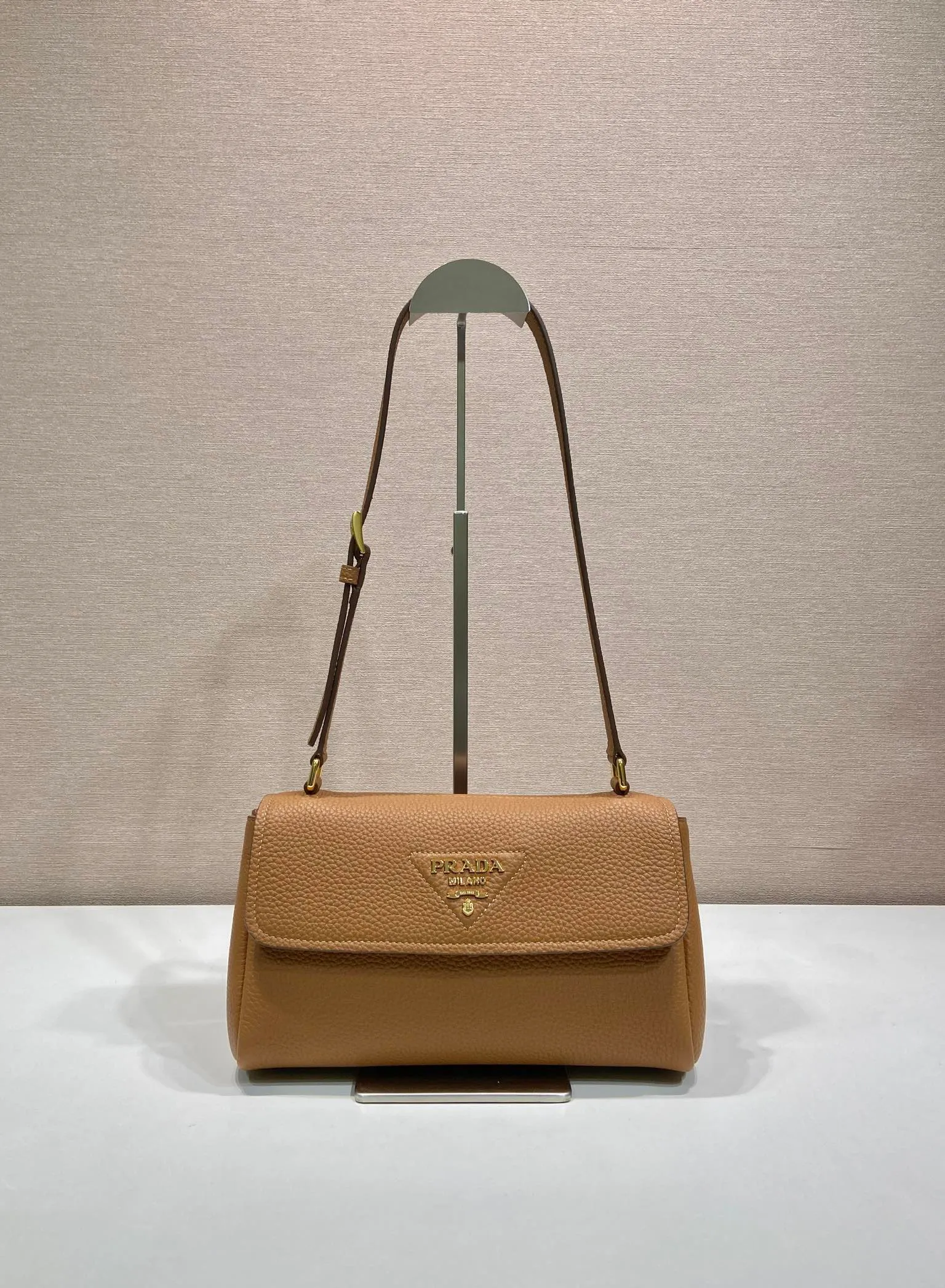 💰1500🎉New arrival🎉1BN022🎉🎉 This shoulder bag is exquisite in shape yet functional, timeless and versatile. The grained leather material and hand-crafted details create a solid and sophisticated quality. It is equipped with an adjustable shoulder strap, embellished with metal marks, a magnetic buckle opening and closing flap, and a large capacity. The upper body effect is very fashionable, and it is a popular style that will never go out of style🎉🎉Length 26x Height 14x Bottom 9.5cm🎉🎉🎉🎉💰💰💰