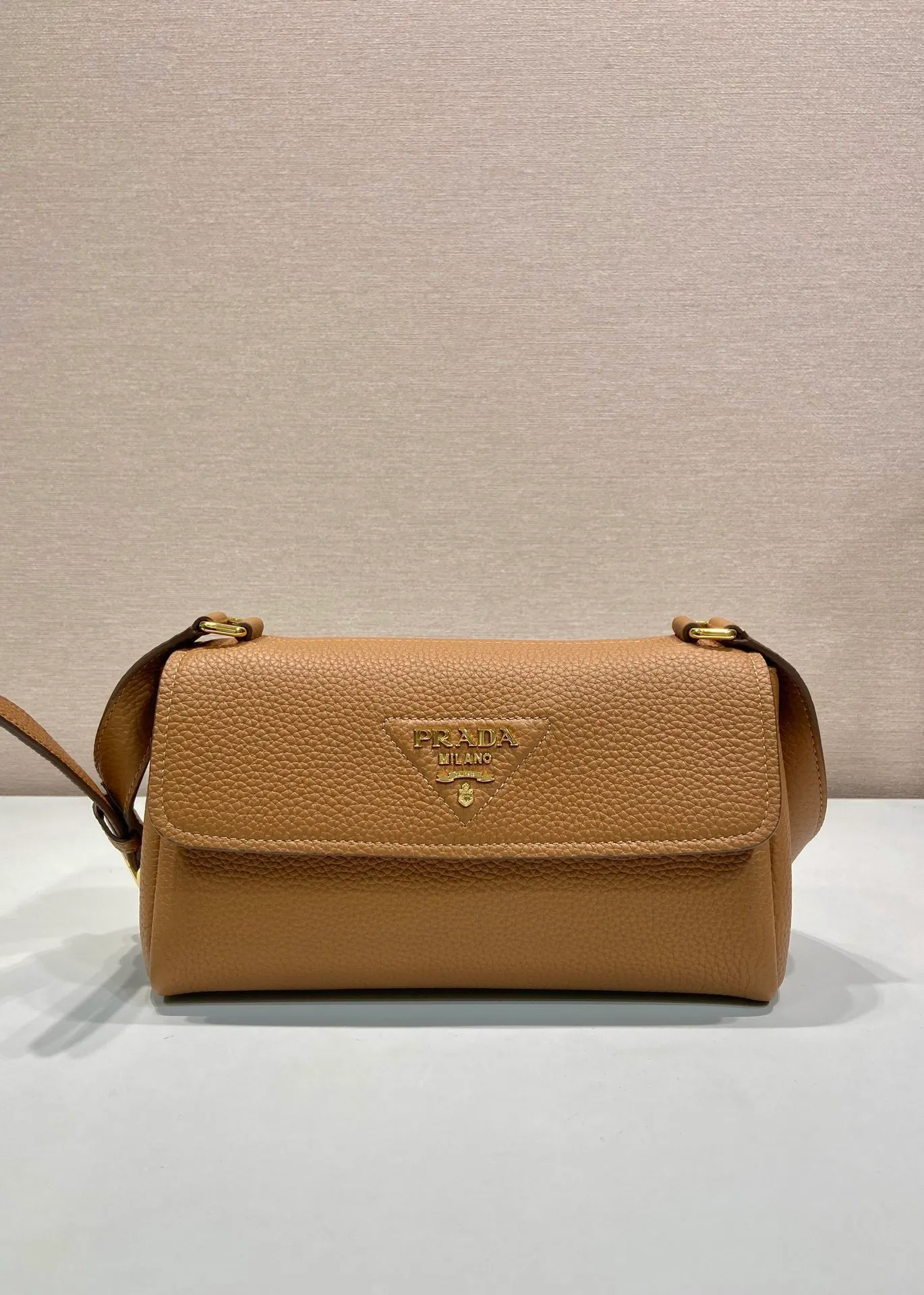💰1500🎉New arrival🎉1BN022🎉🎉 This shoulder bag is exquisite in shape yet functional, timeless and versatile. The grained leather material and hand-crafted details create a solid and sophisticated quality. It is equipped with an adjustable shoulder strap, embellished with metal marks, a magnetic buckle opening and closing flap, and a large capacity. The upper body effect is very fashionable, and it is a popular style that will never go out of style🎉🎉Length 26x Height 14x Bottom 9.5cm🎉🎉🎉🎉💰💰💰